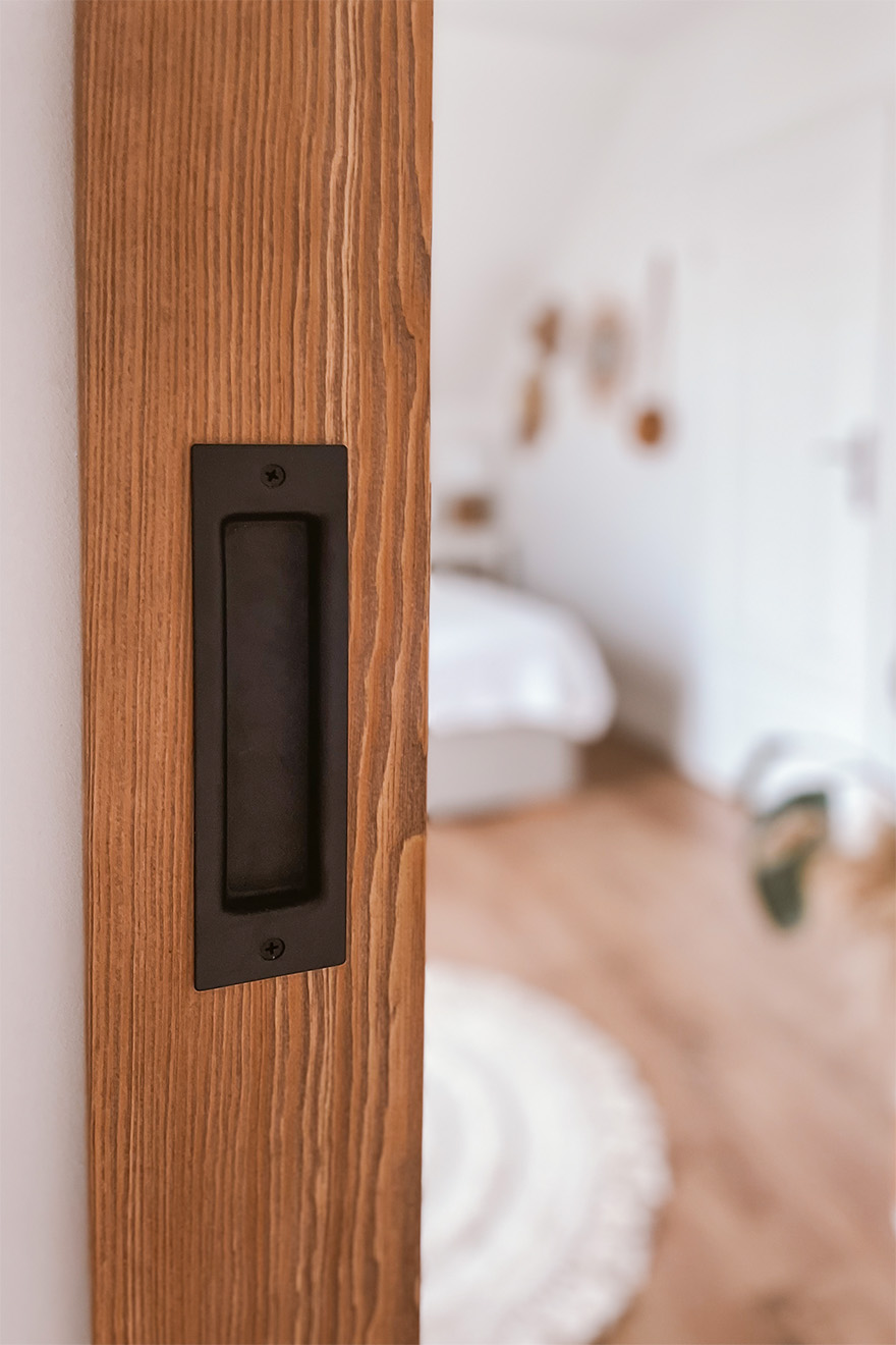 czarny uchwyt do drzwi przesuwnych drewnianych