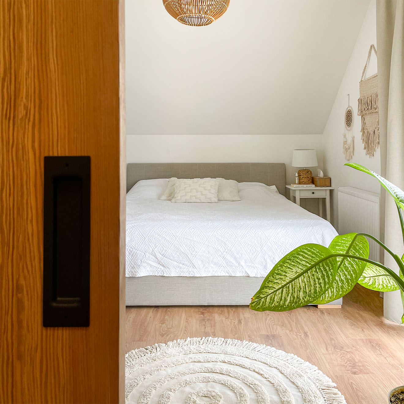 Grau gepolstertes Schrägbett im Schlafzimmer