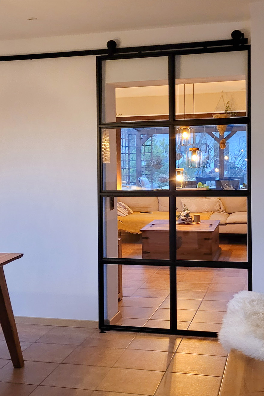 Glasschiebetür im Metallrahmen für Wohnzimmer