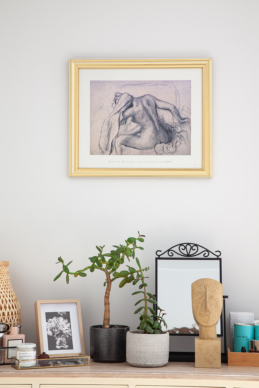 Pflanzen und Dekorationen auf der Oberseite der Kommode