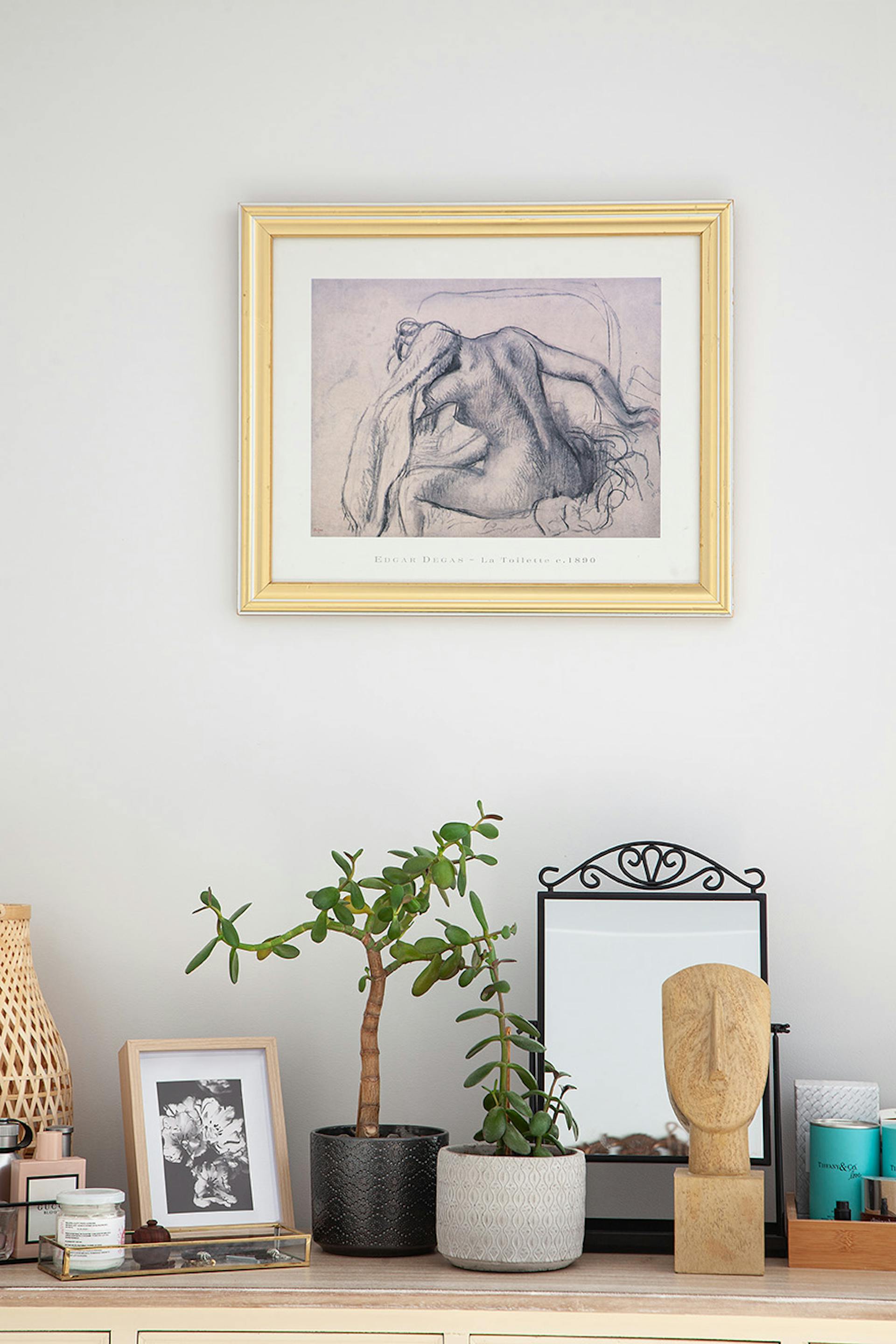 Pflanzen und Dekorationen auf der Oberseite der Kommode