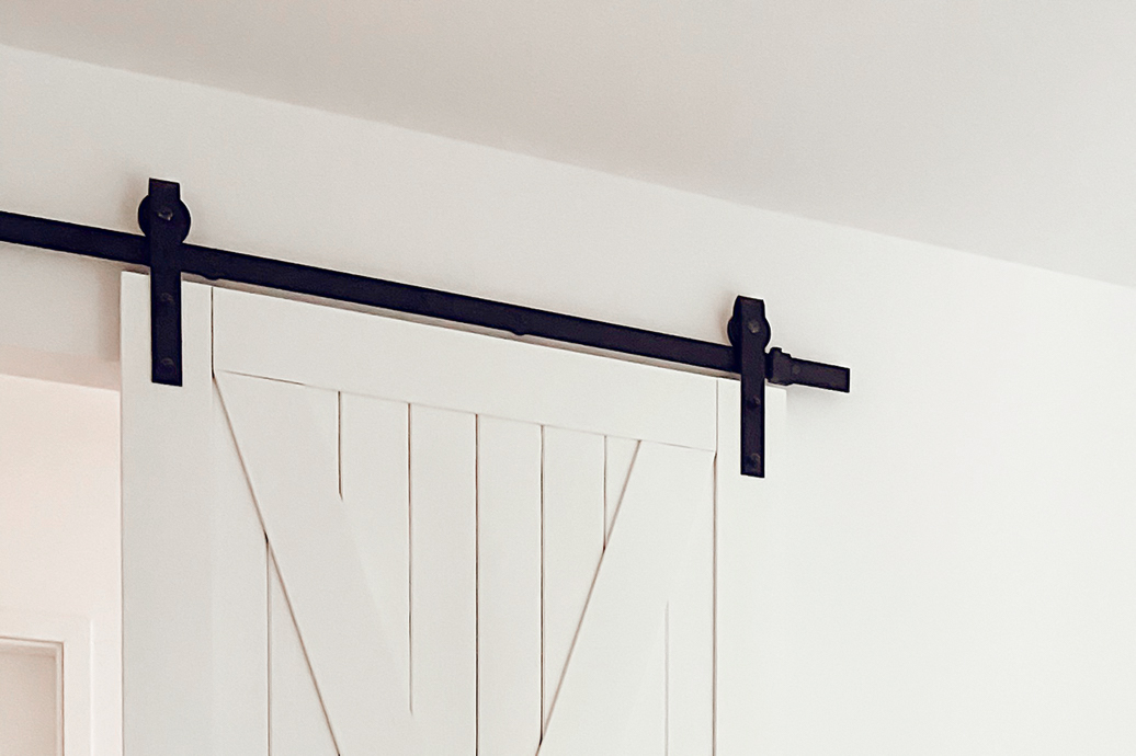 weiße Holztür mit schwarzem Schiebesystem