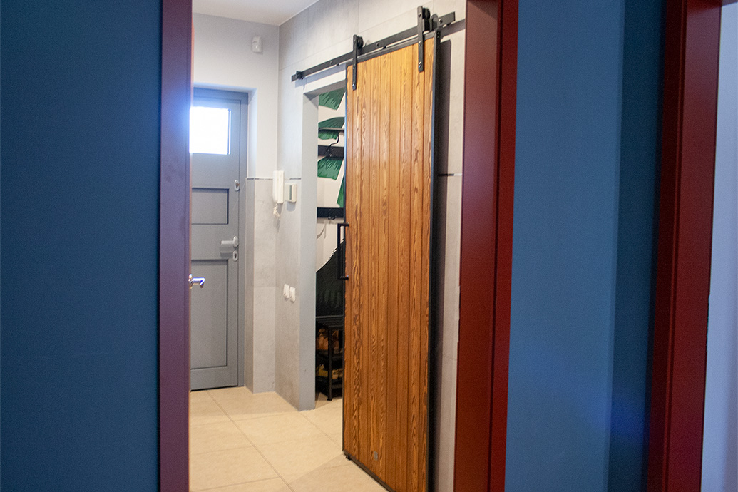 Schiebetüren zu einem Schrank, Schiebetür in einem Metallrahmen,