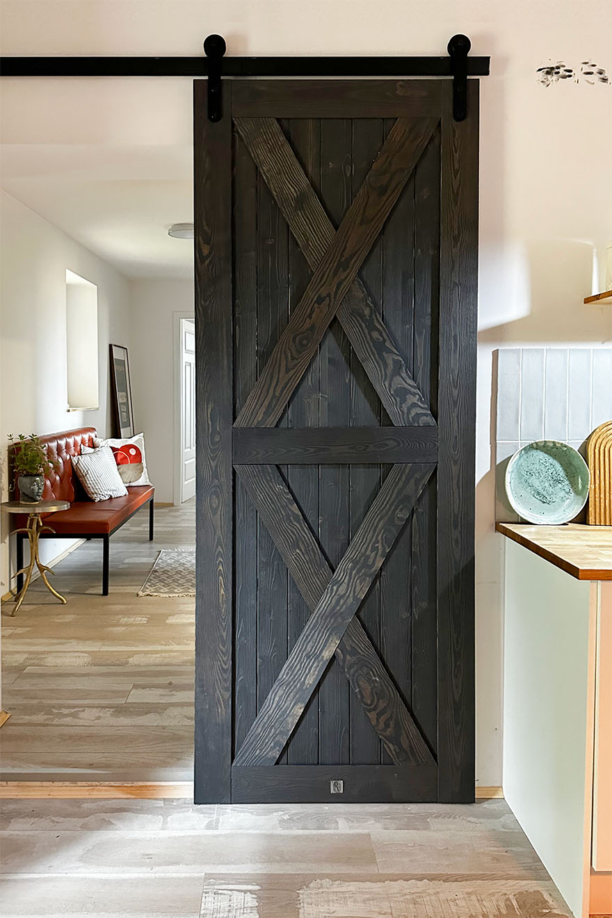 czarne drzwi przesuwne z litego drewna