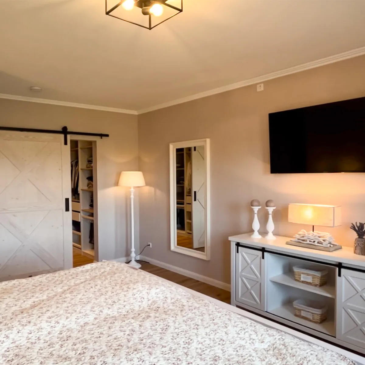 styl modern farmhouse w sypialni z garderobą ukrytą za drzwiami przesuwnymi