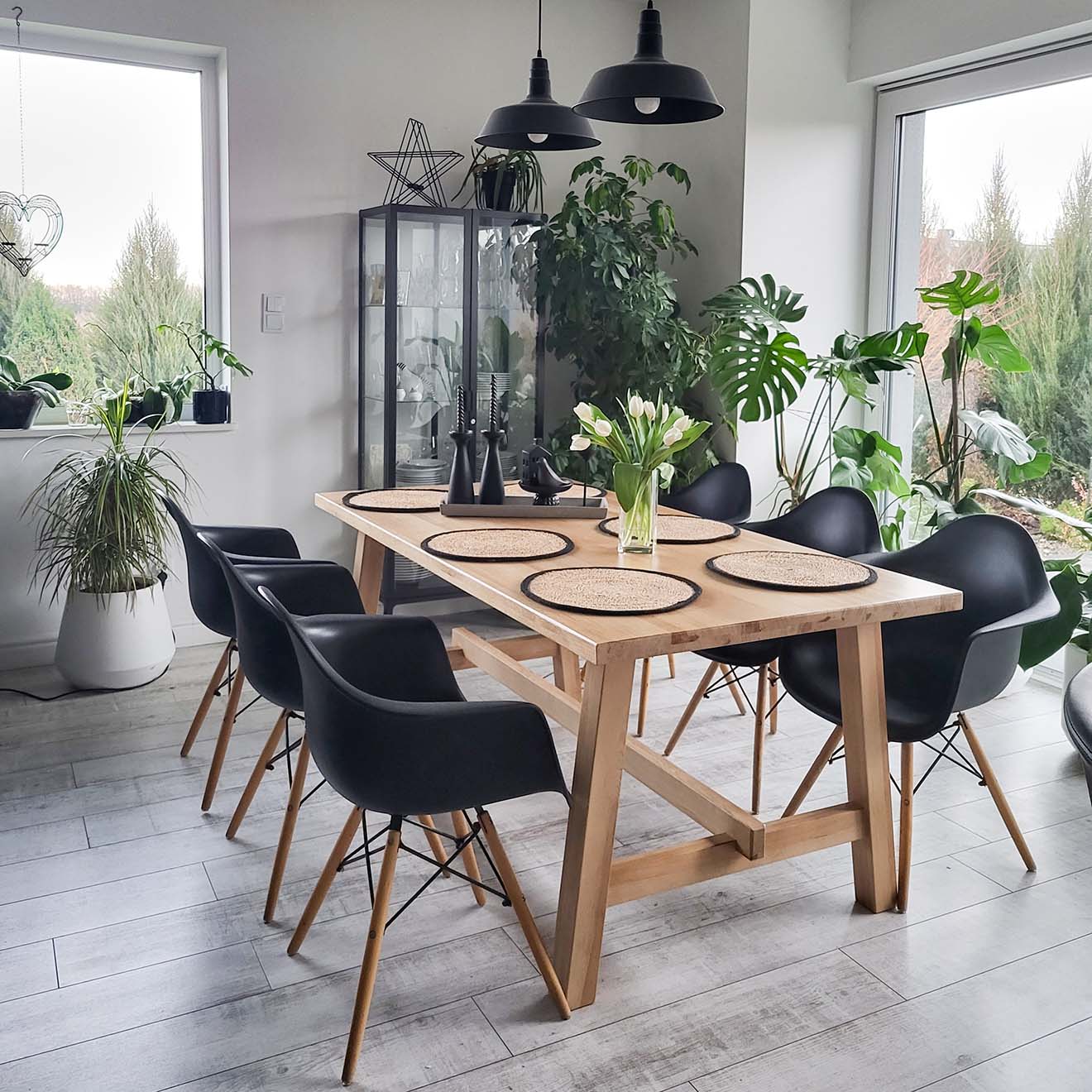 duży drewniany stół jadalniany z czarnymi krzesłami w części jadalnianej nowoczesnego pokoju dziennego