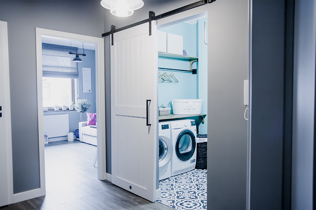 Schiebetür für Waschküche, weiße Schiebetür, Schiebetürsystem, moderner Bauernstil, Wäschetür, Schiebetür im Flur, graue Farben