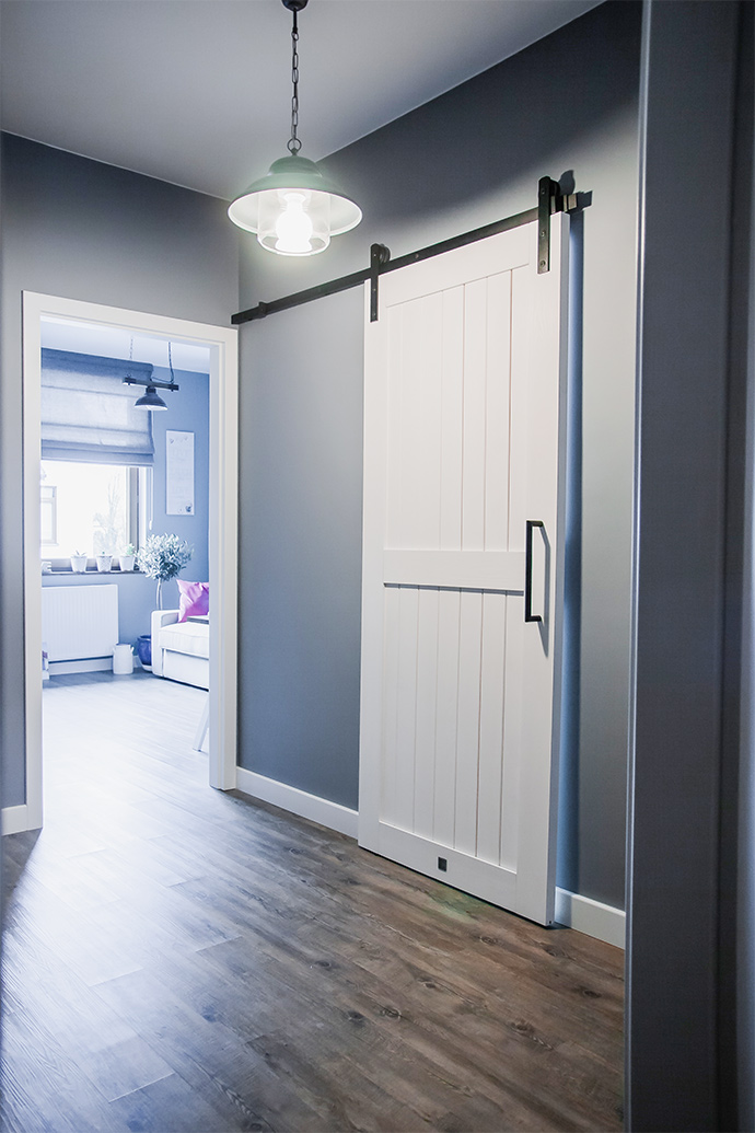 Schiebetür für Waschküche, weiße Schiebetür, Schiebetürsystem, moderner Bauernstil, Wäschetür, Schiebetür im Flur, graue Farben