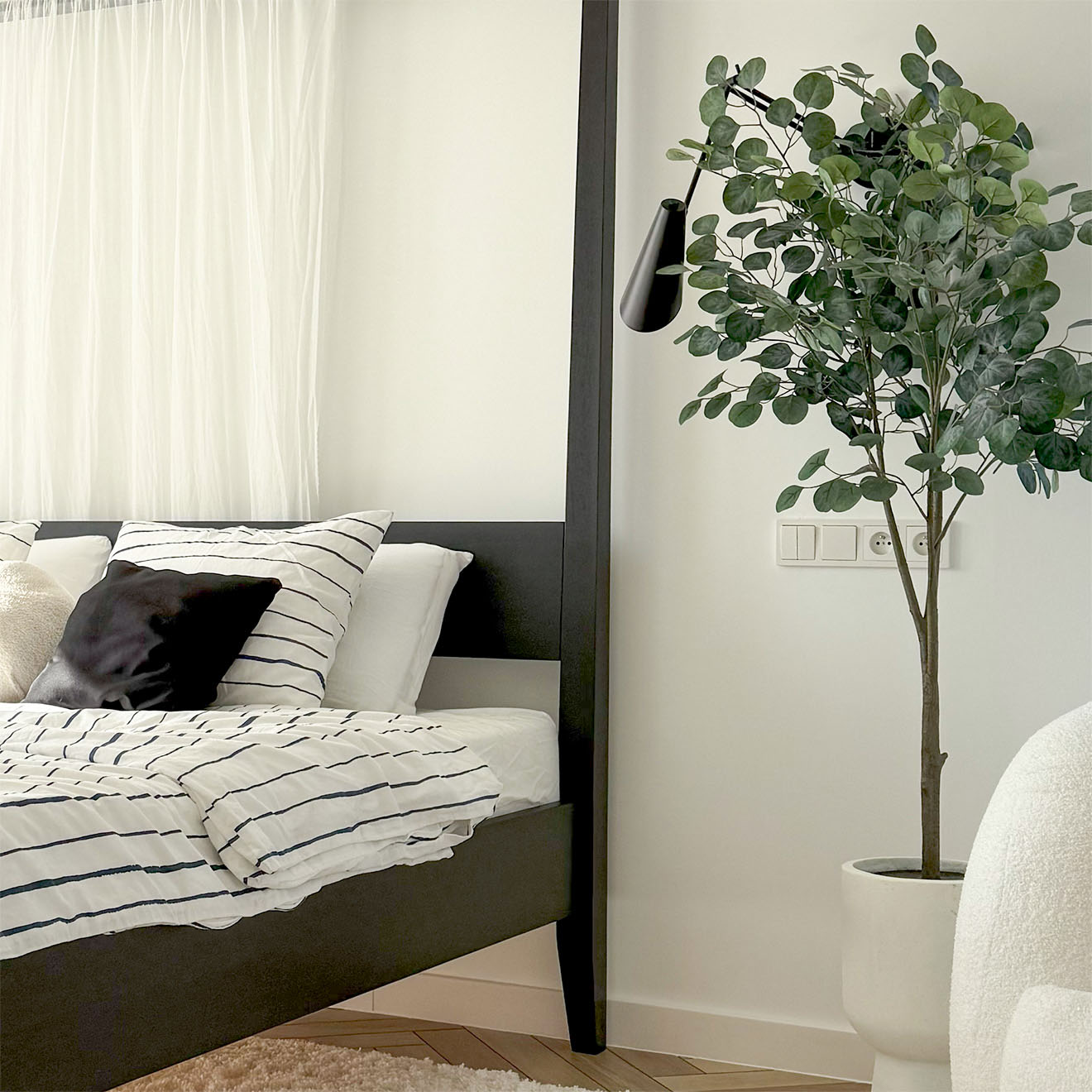 stilvolles schwarzes Himmelbett in einem modernen Schlafzimmer mit minimalistischer Ästhetik