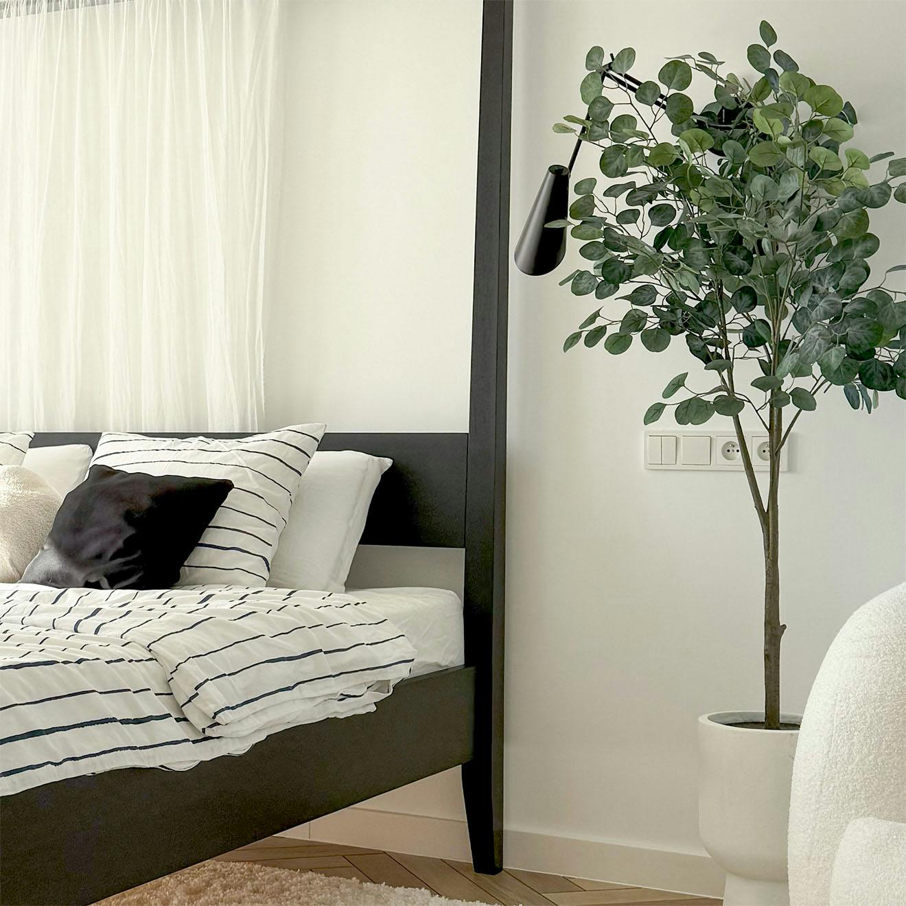 stilvolles schwarzes Himmelbett in einem modernen Schlafzimmer mit minimalistischer Ästhetik