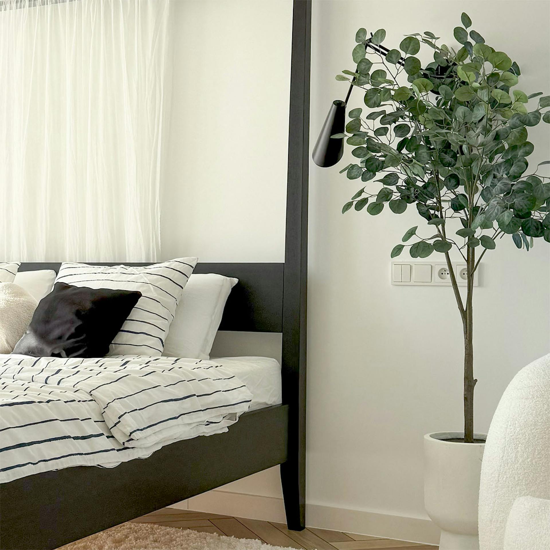 stilvolles schwarzes Himmelbett in einem modernen Schlafzimmer mit minimalistischer Ästhetik