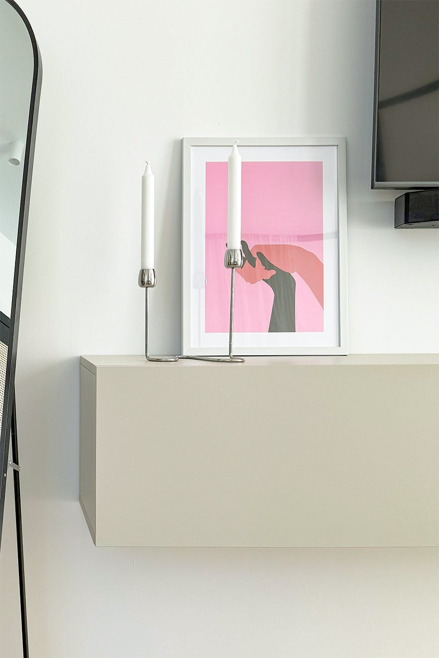 abstraktes rosa Poster auf einer schwebenden Konsole