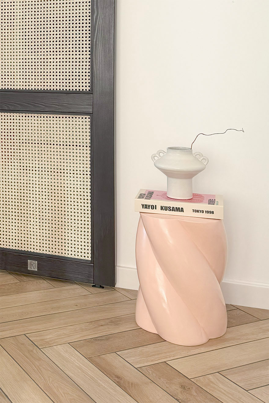 zeitgenössische weiße Keramikvase und Buch von Yayoi Kusama, als dekorative Elemente präsentiert