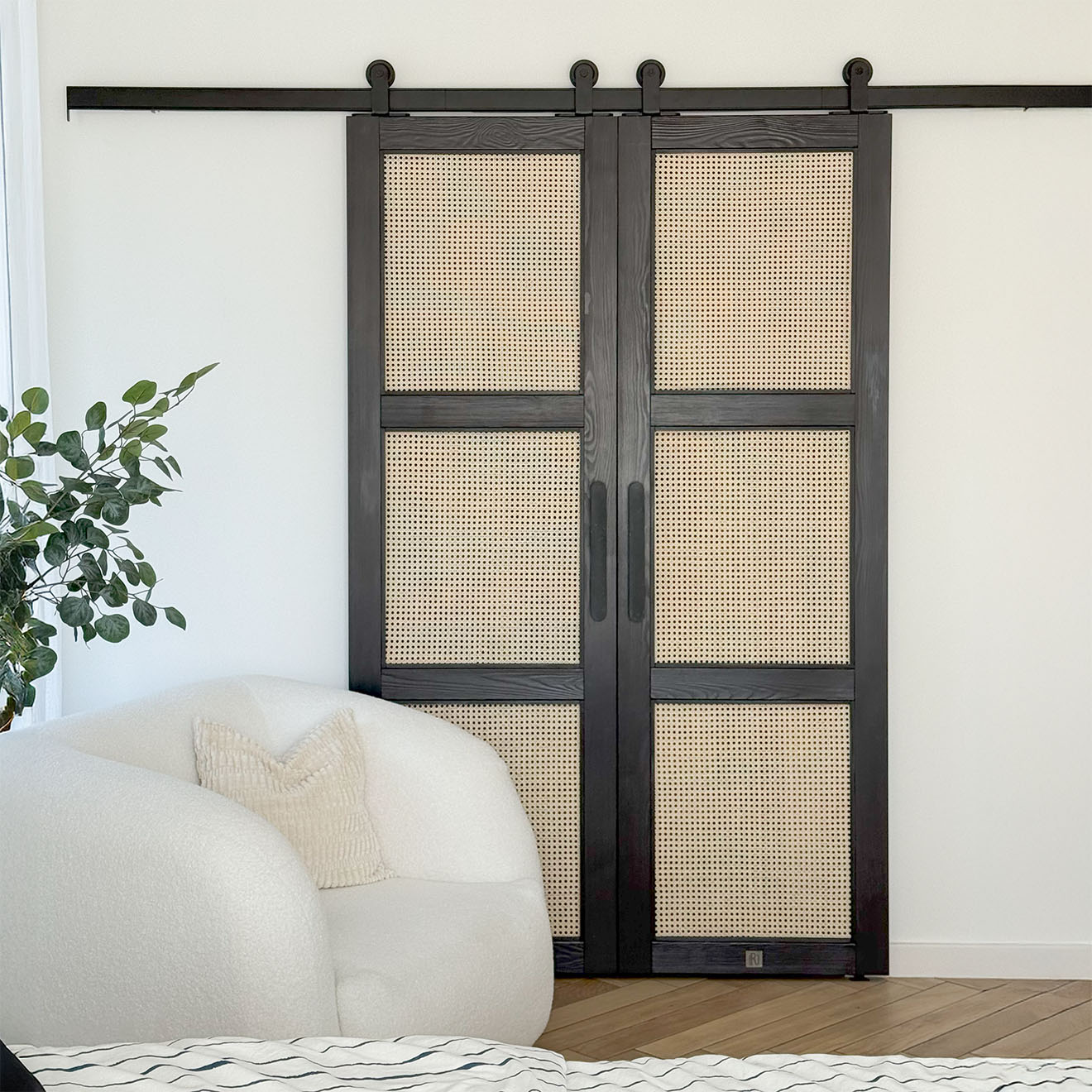 schwarze Schiebetüren mit Rattan-Paneelen, eine Kombination aus traditionellem Material und modernem Design