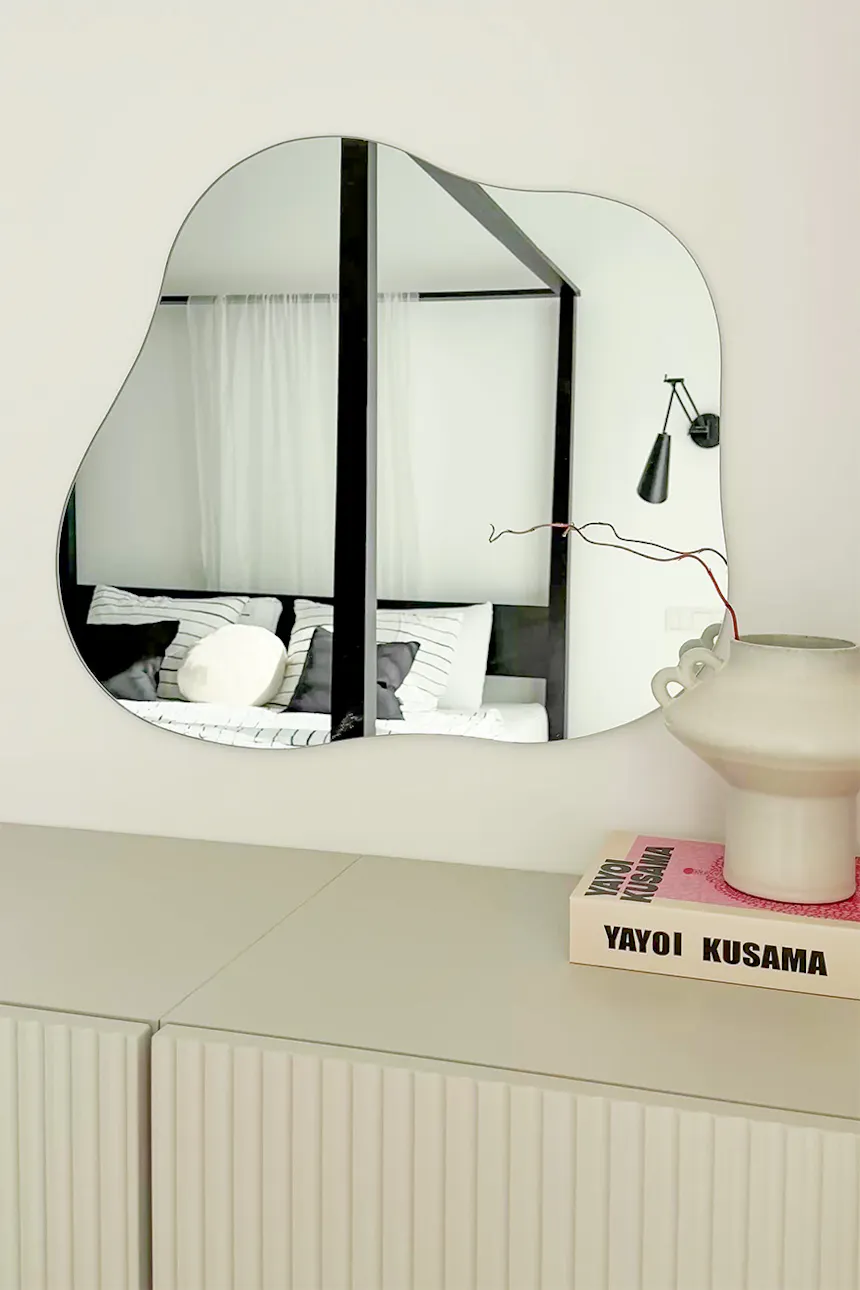 nowoczesne lustro ścienne o nieregularnym, organicznym kształcie w minimalistycznym wnętrzu