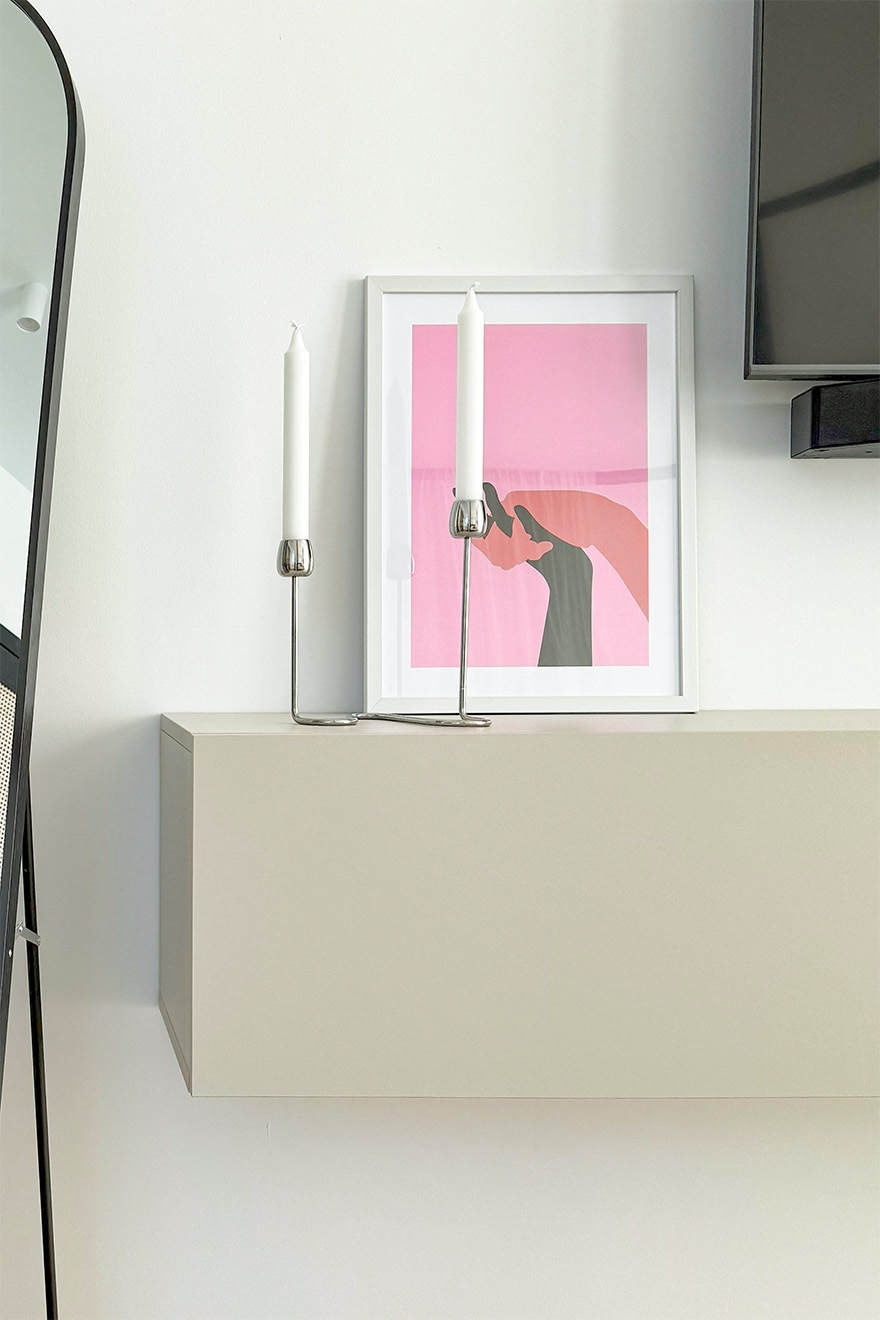 abstrakcyjny, różowy plakat na podwieszanej konsoli