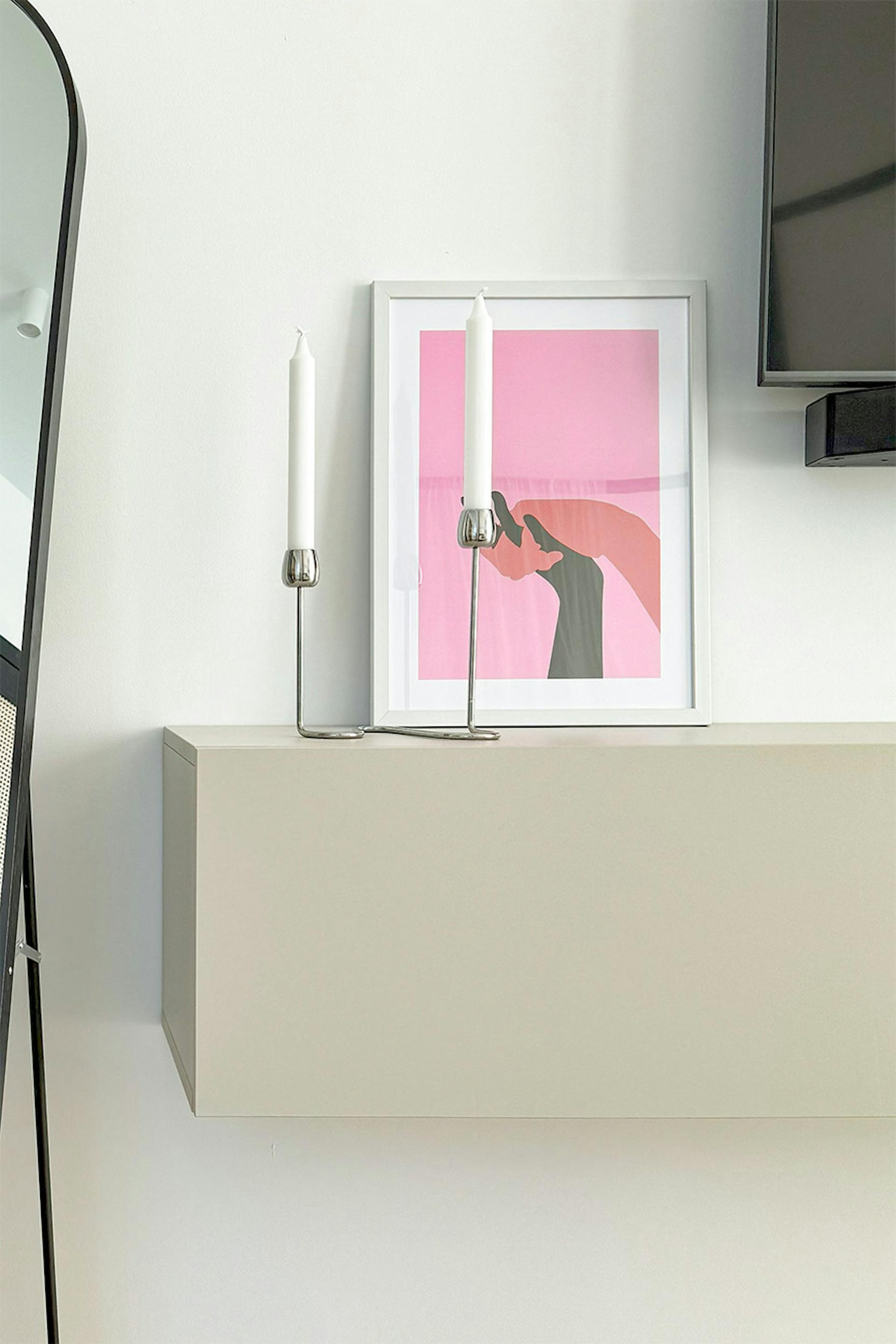 abstrakcyjny, różowy plakat na podwieszanej konsoli