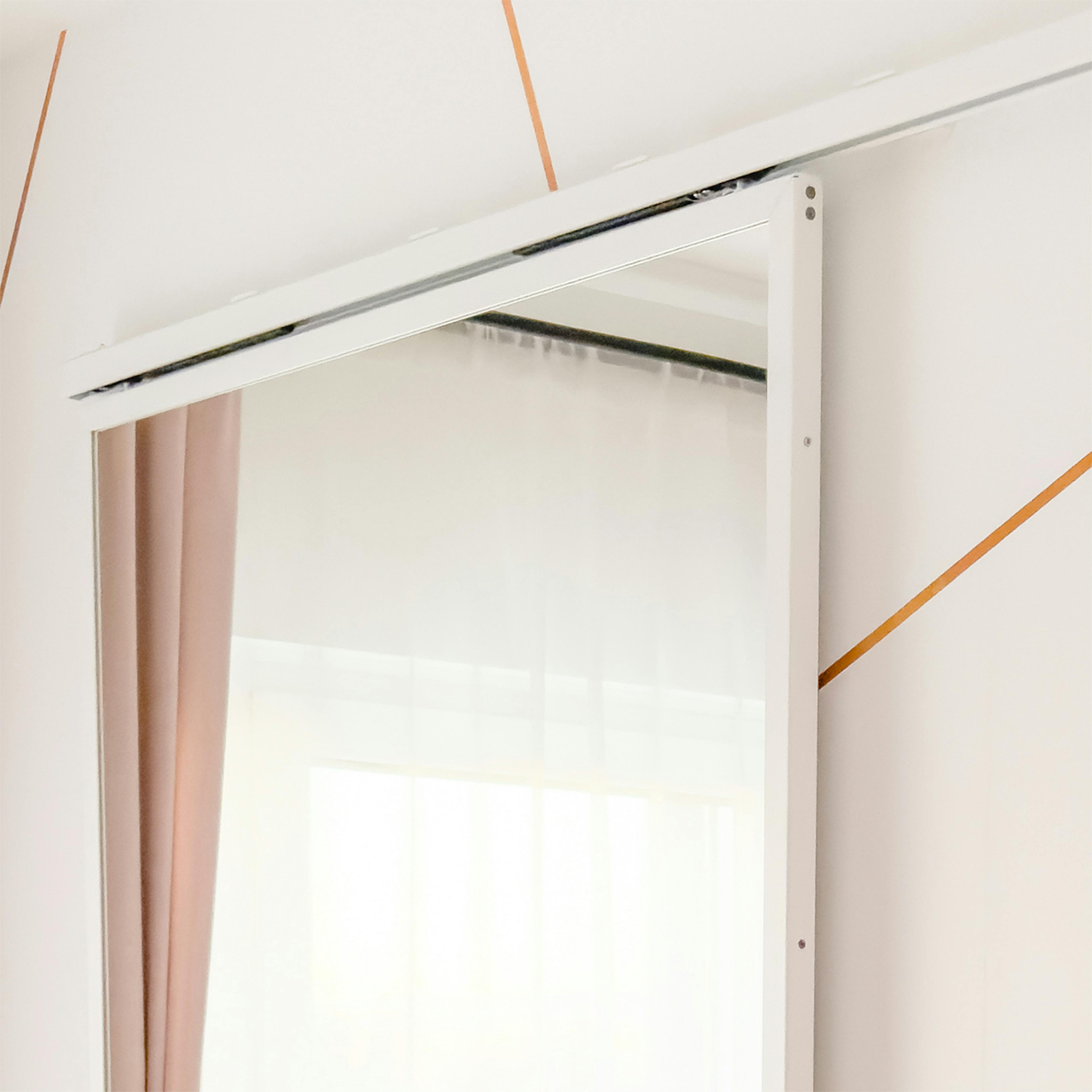 Biały minimalistyczny system przesuwny i drzwi lustrzane do garderoby.