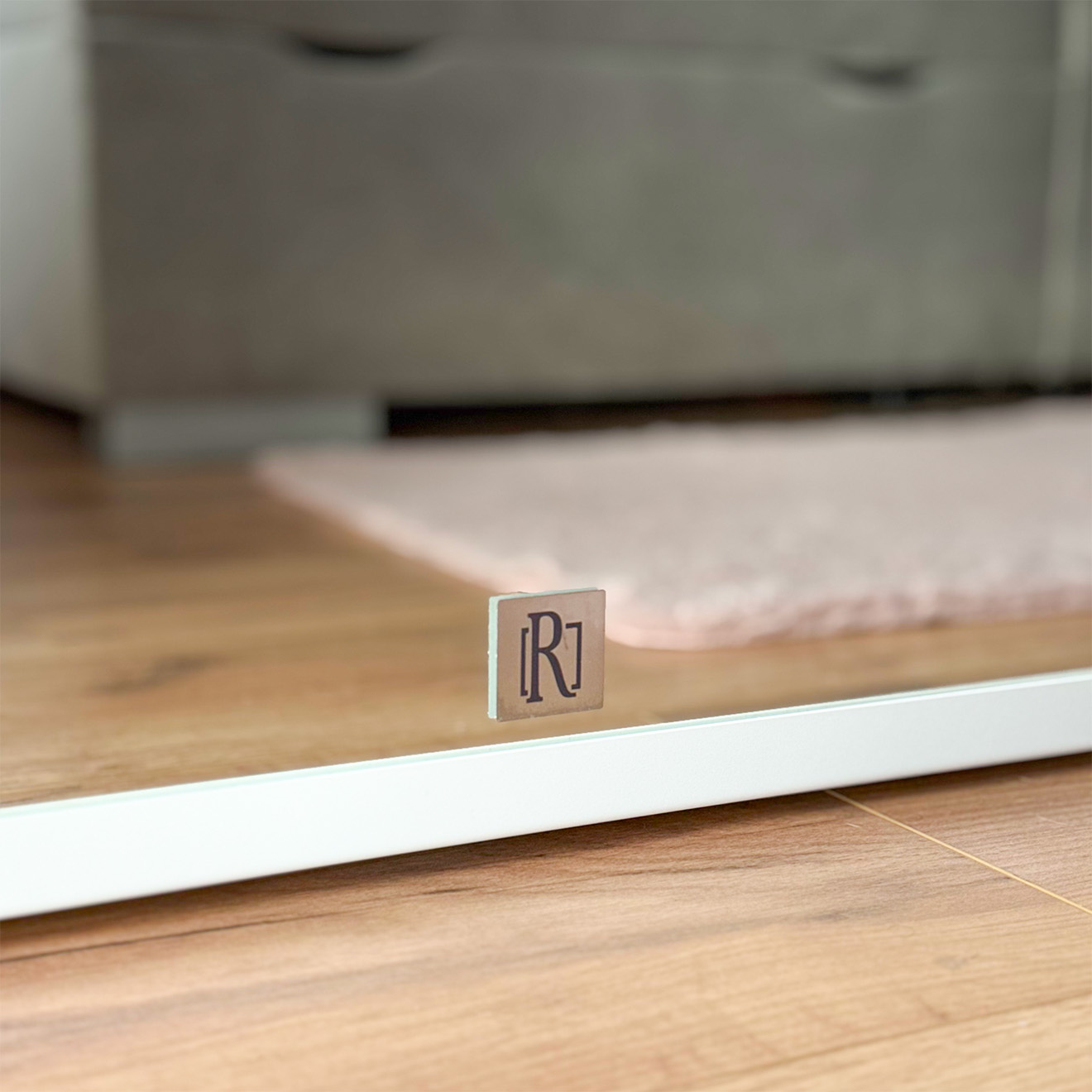 Minimalistyczna biała rama drzwi przesuwnych z lustrem.