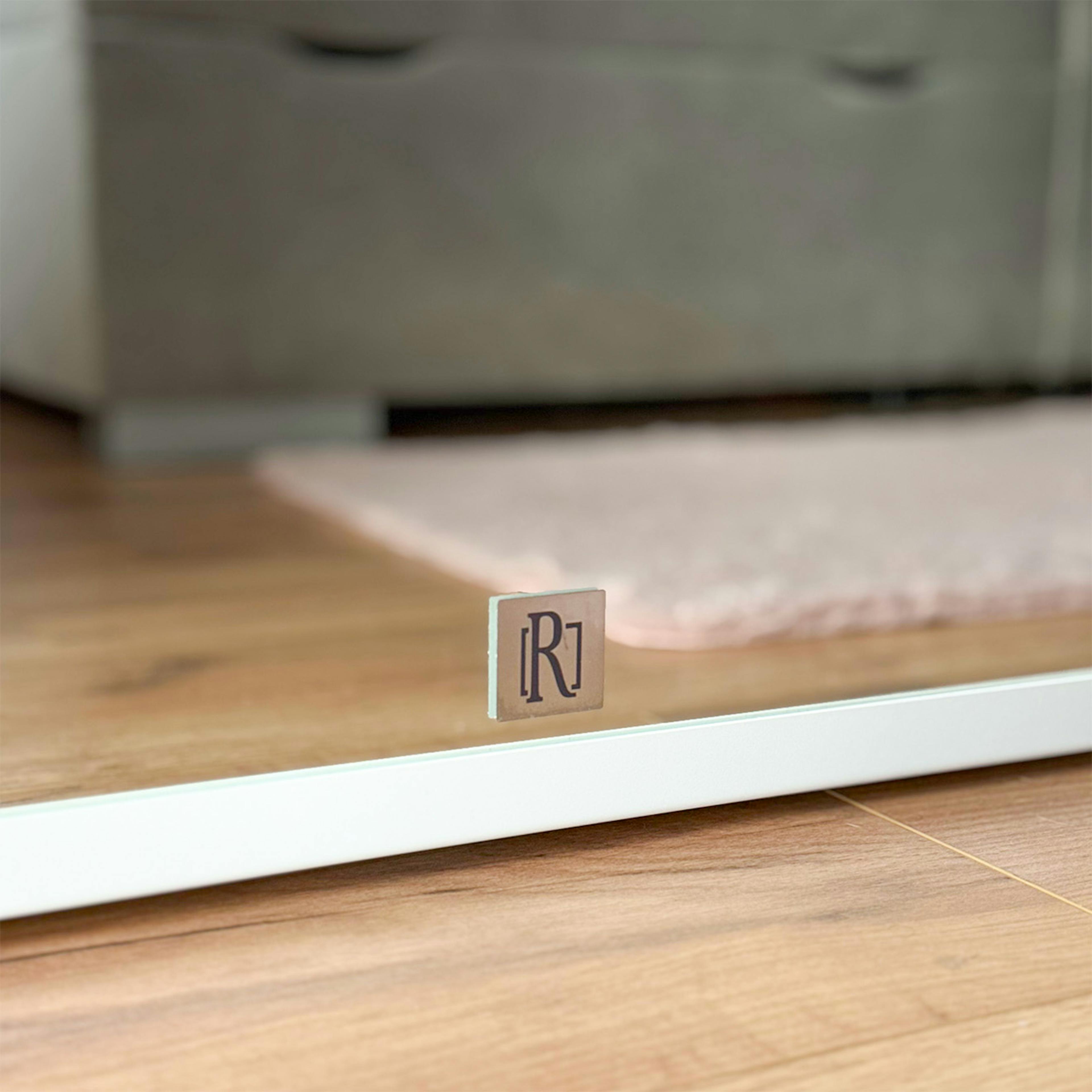 Minimalistyczna biała rama drzwi przesuwnych z lustrem.