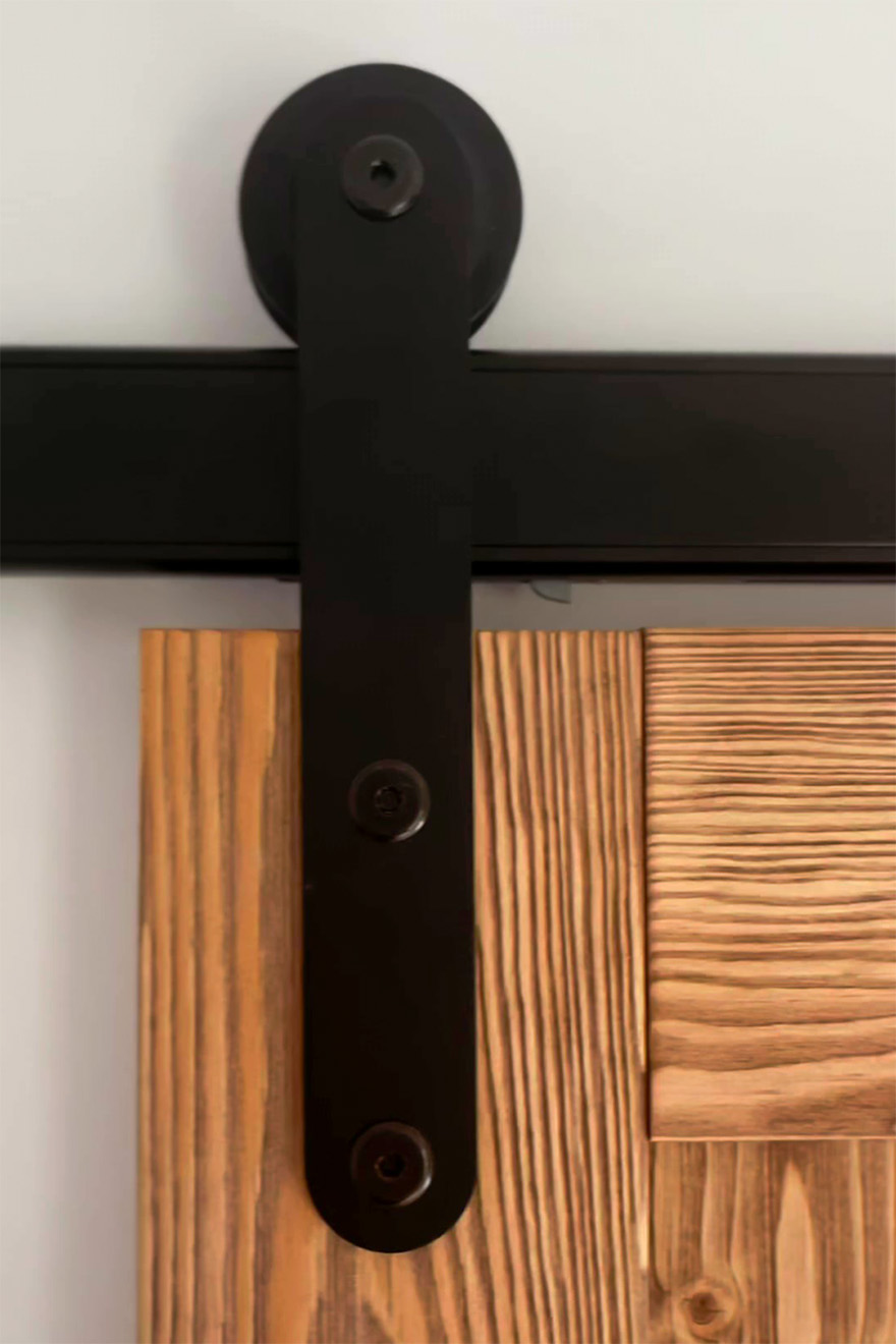 czarny system przesuwny do drzwi drewnianych