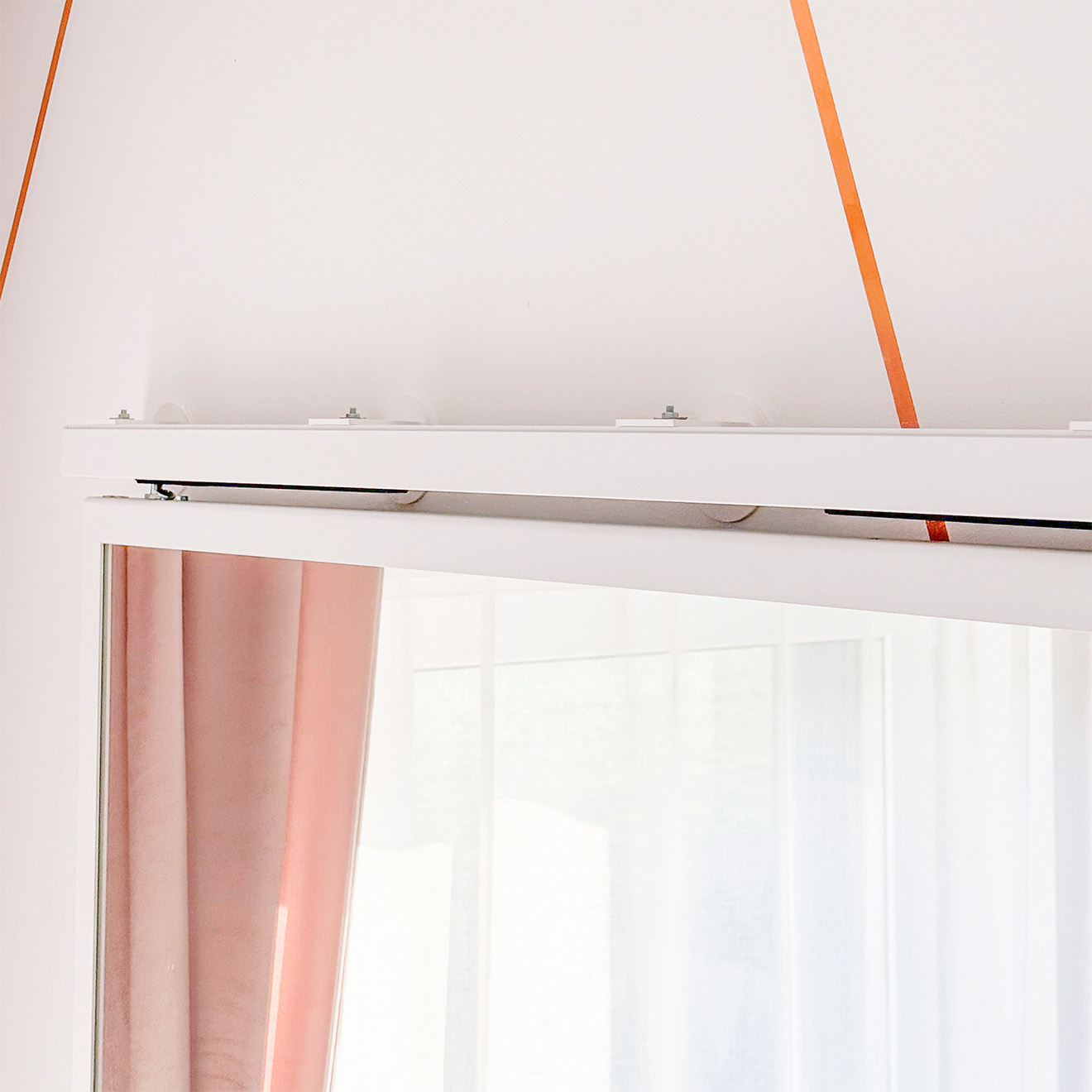 Montaż systemu TOP WALL – biała prowadnica z widocznymi elementami mocującymi dopasowana do architektury wnętrza.