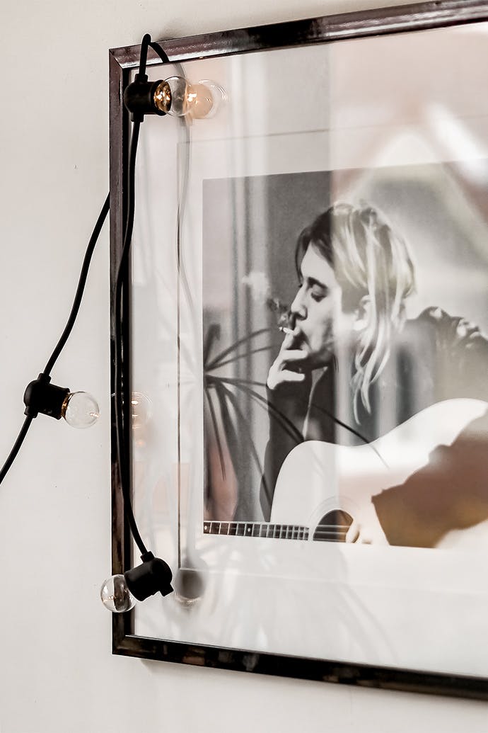 biało-czarny plakat w czarnej ramce ze szkłem