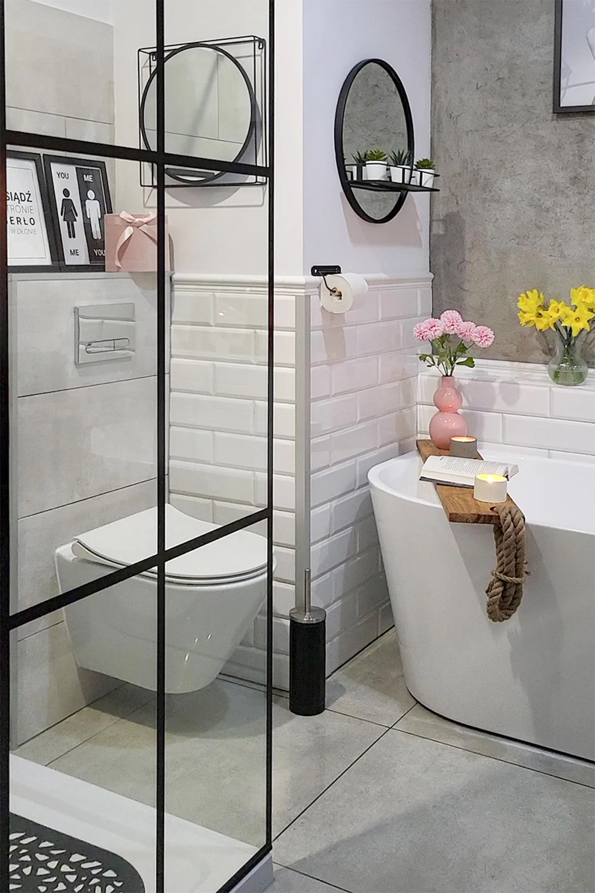 biało-szara łazienka z prysznicem i wanną