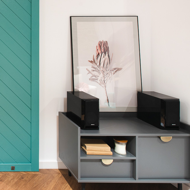 graue Kommode im Wohnzimmer