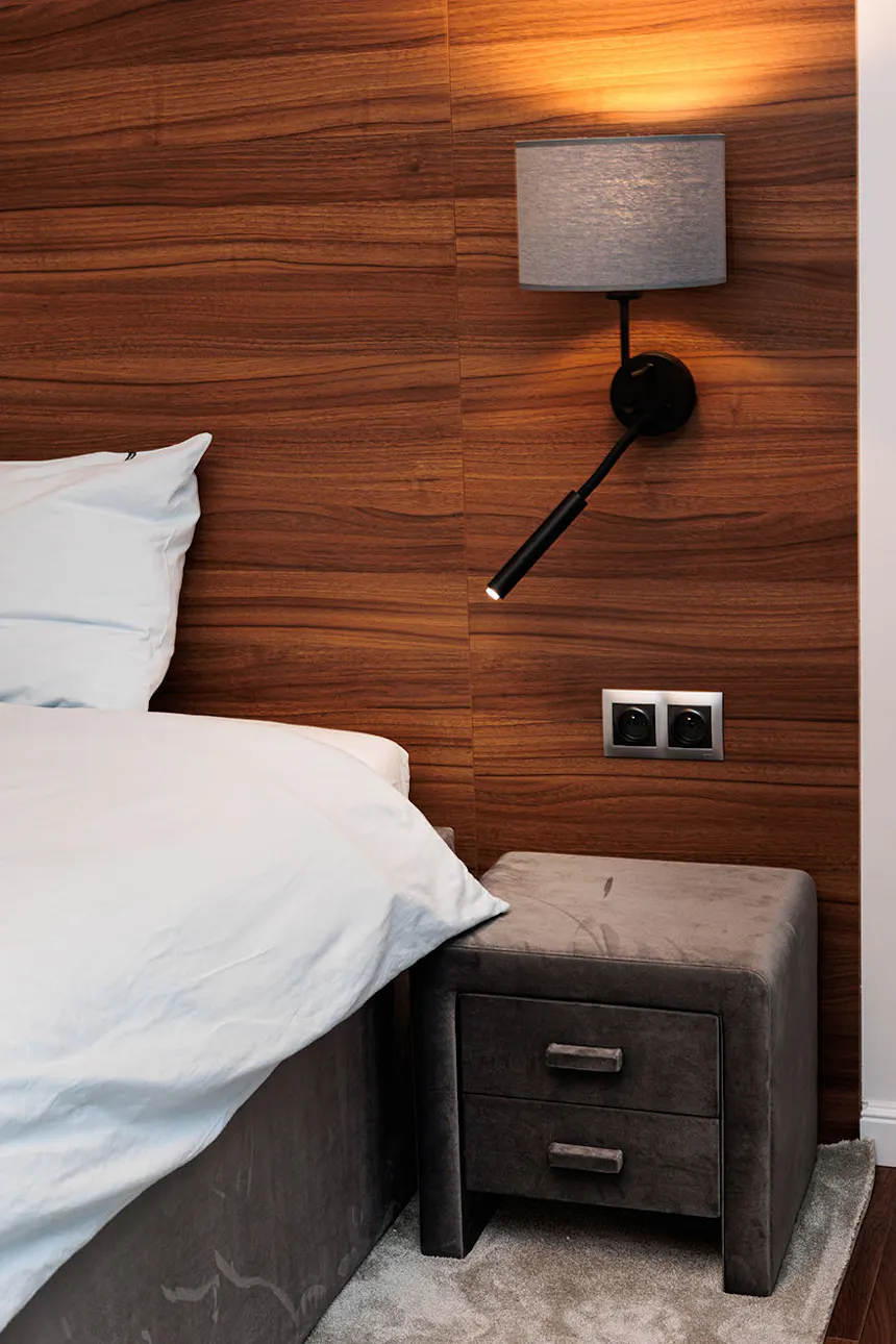 tapicerowany stolik nocny w sypialni w stylu hotelowym