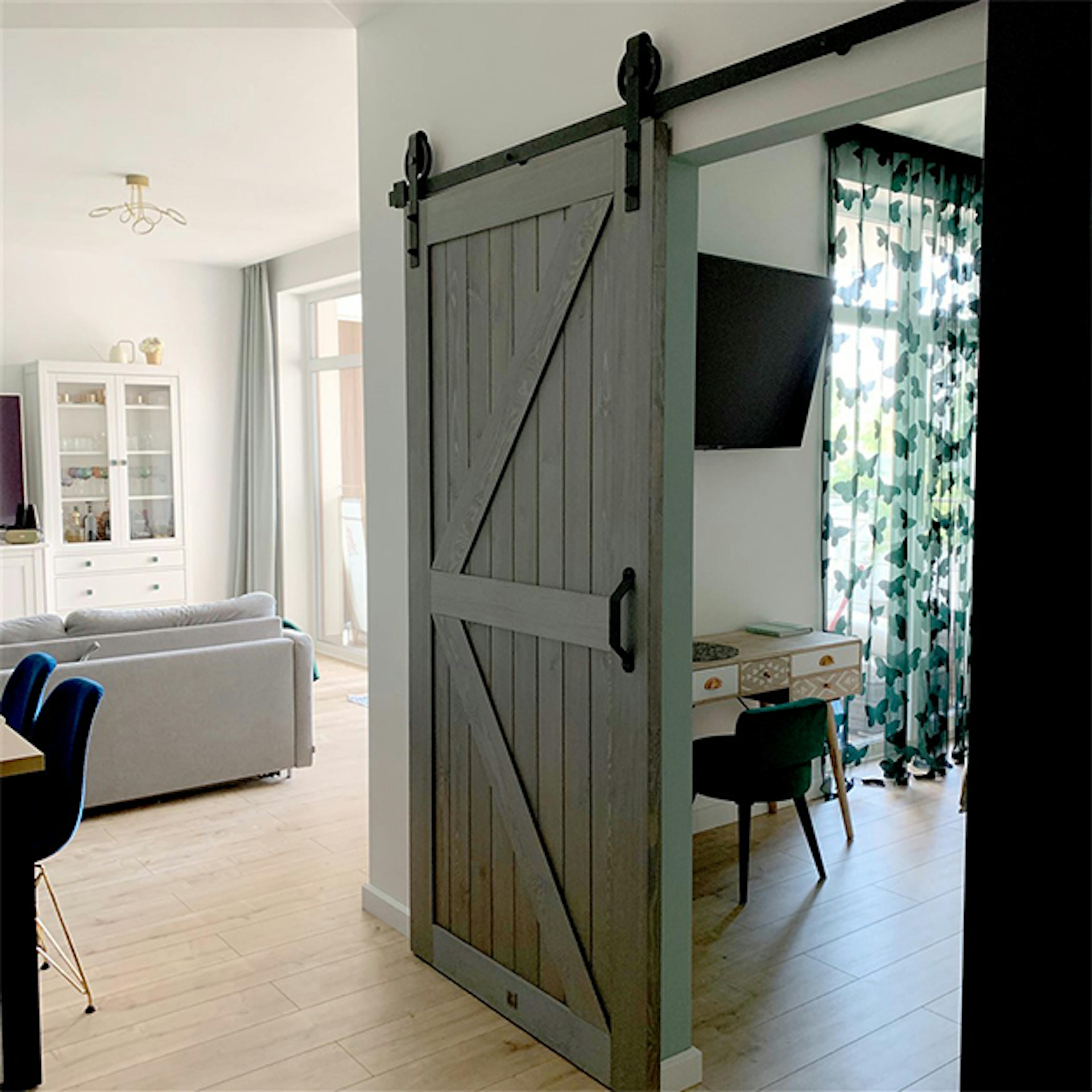 Holzschiebetüren, Scheunen-Schiebetüren, Schiebetür holz grau, goldene Accessoires im Innenraum, modernes Interieur, Schlafzimmereingang, Grautöne im Innenraum, Schlafzimmer Schiebetür, Schminktisch im skandinavischen Stil