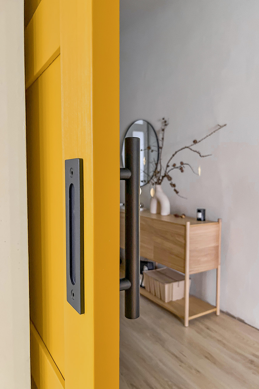 czarny uchwyt do żółtych drzwi przesuwnych