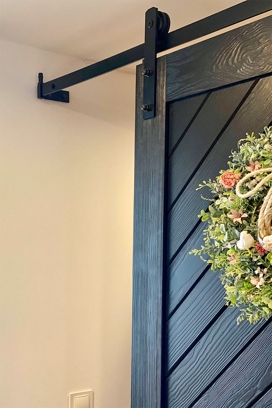 schwarzes Schiebesystem, schwarze Holzschiebetür, tief gebürstete Schiebetür