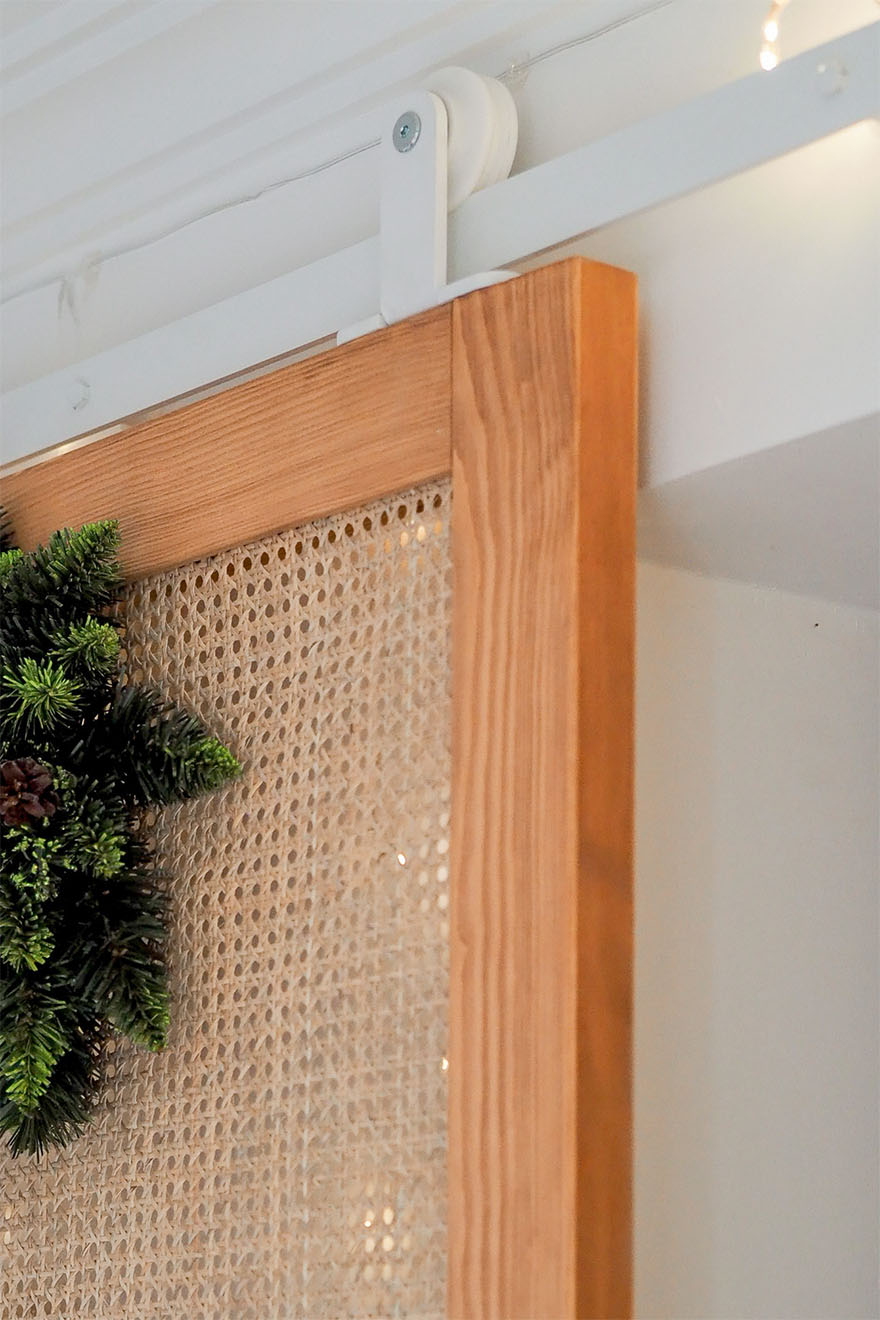 drzwi przesuwne z litego drewna i rattanu