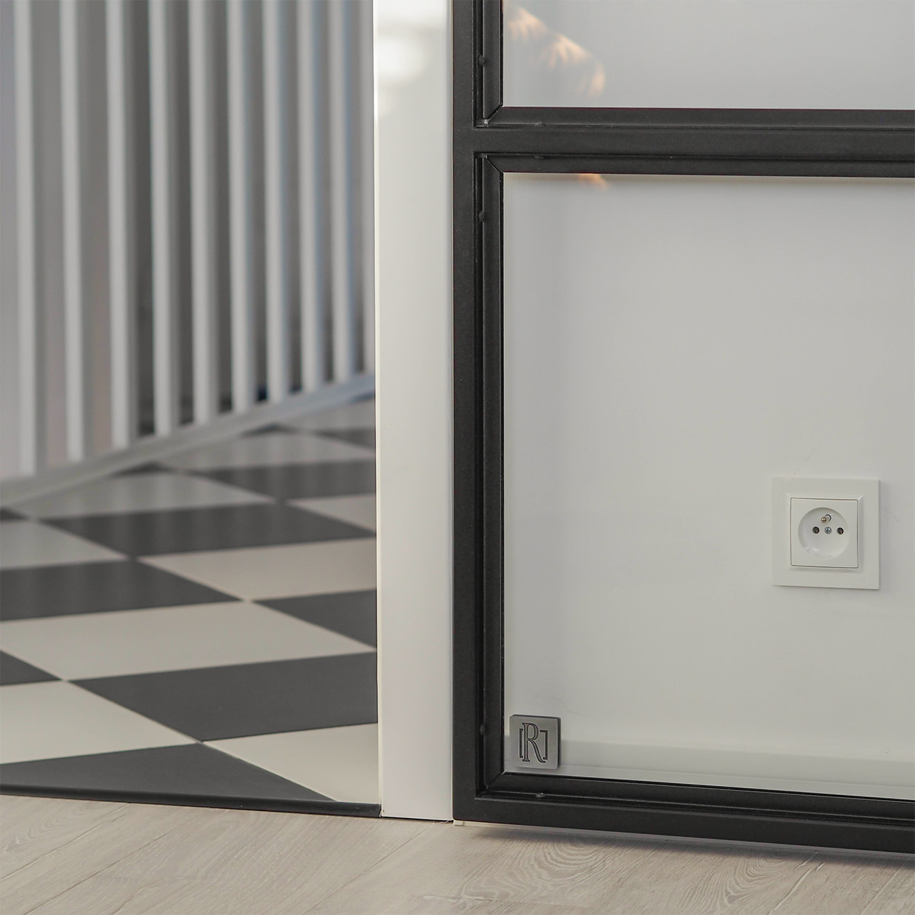 przezroczyste szklane drzwi w czarnej metalowej ramie