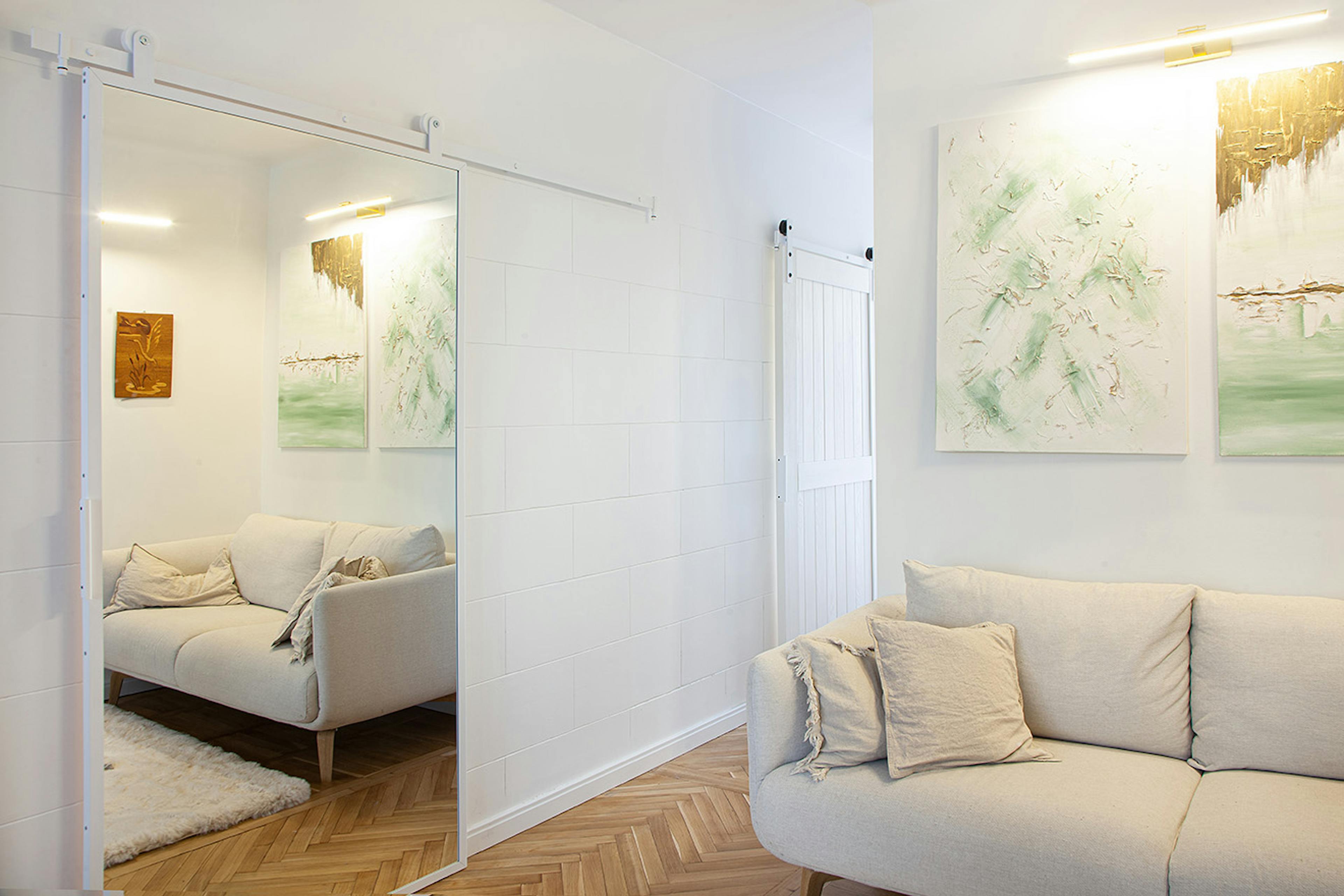 Schiebetür mit Spiegel für ein Ankleidezimmer in einer kleinen Wohnung