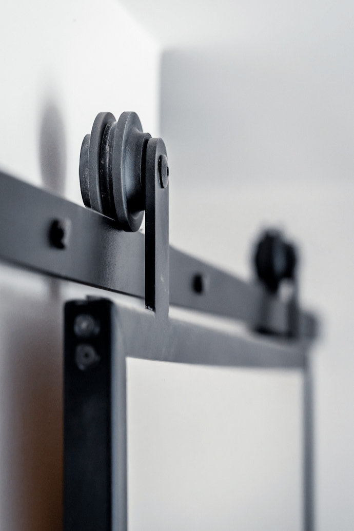 drzwi przesuwne z lustrem w czarnej metalowej ramie