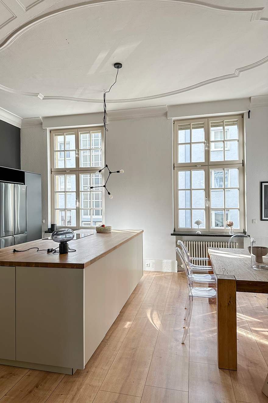 minimalistische Küche mit großen Fenstern und Stuckdecken