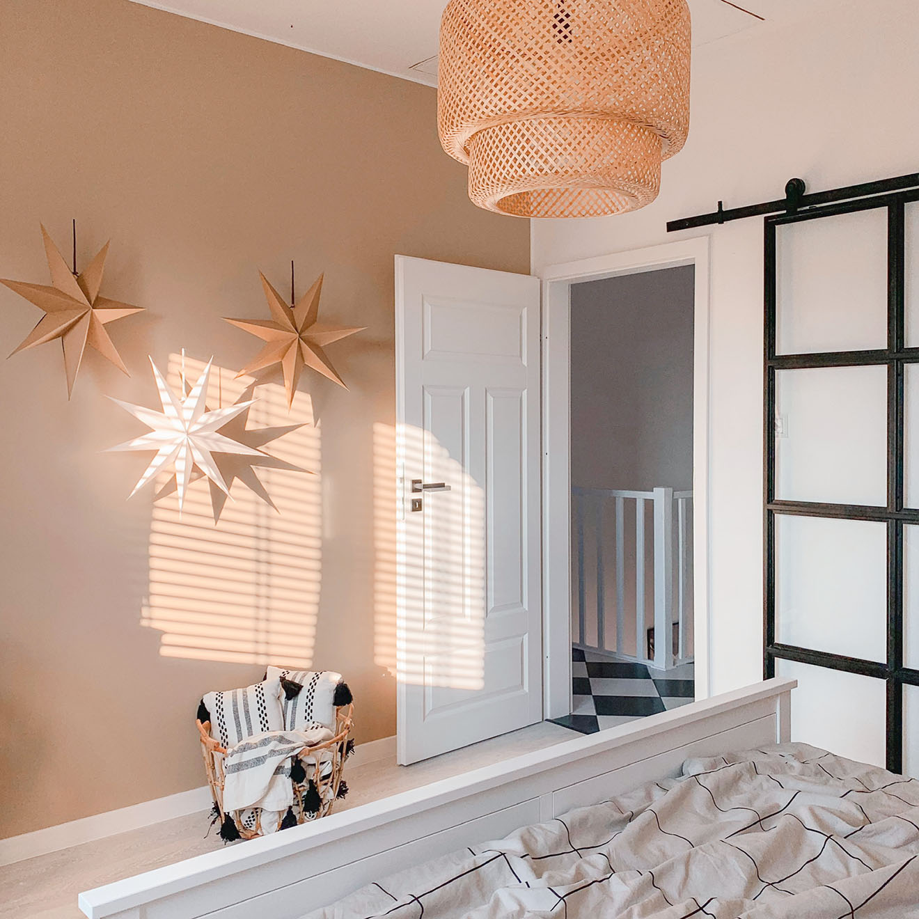 wejście do małej sypialni urządzonej w jasnych, naturalnych kolorach