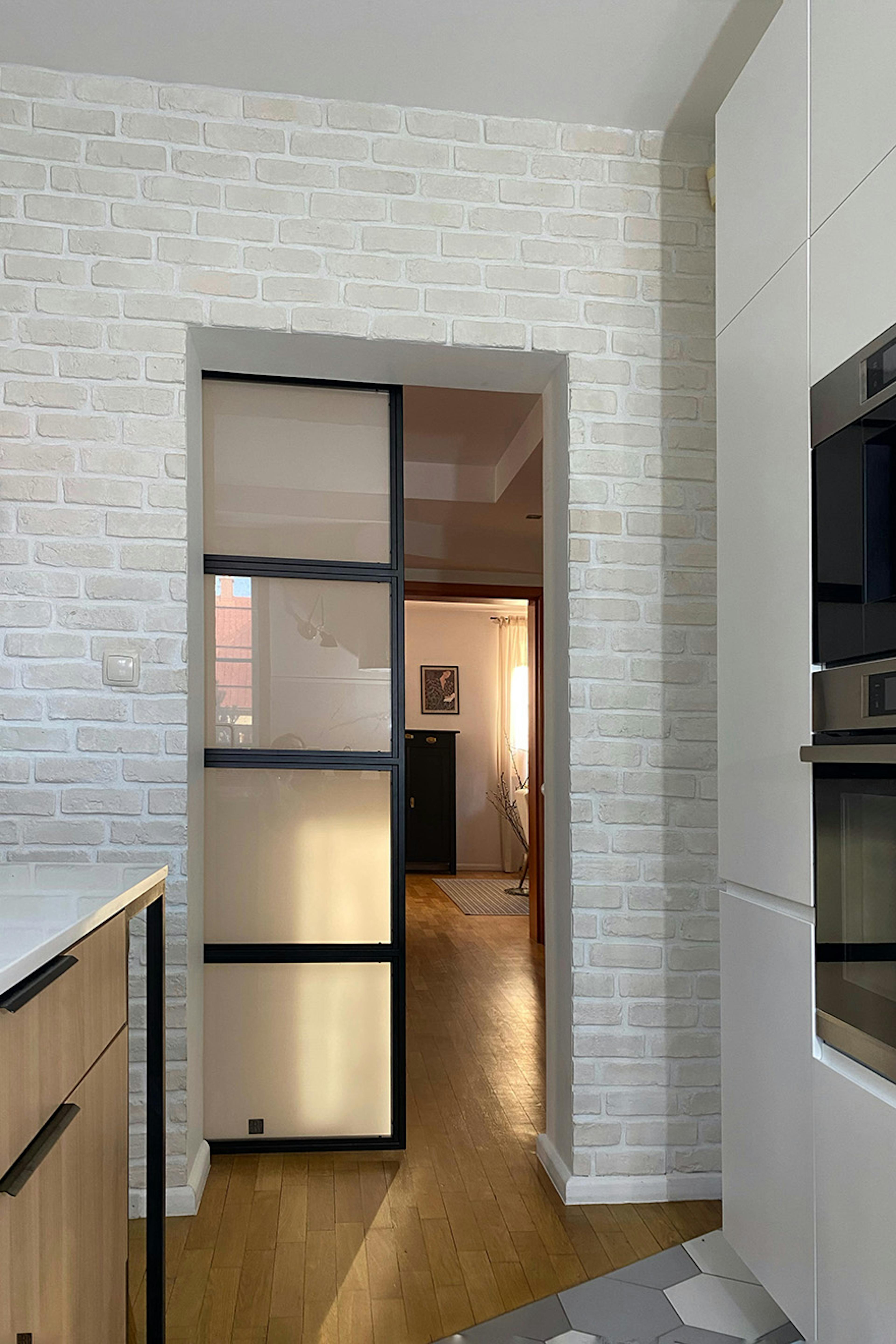 weißer Backstein in der Küche an der Wand, Loft Türen mit glas, Glasschiebetür in der Küche