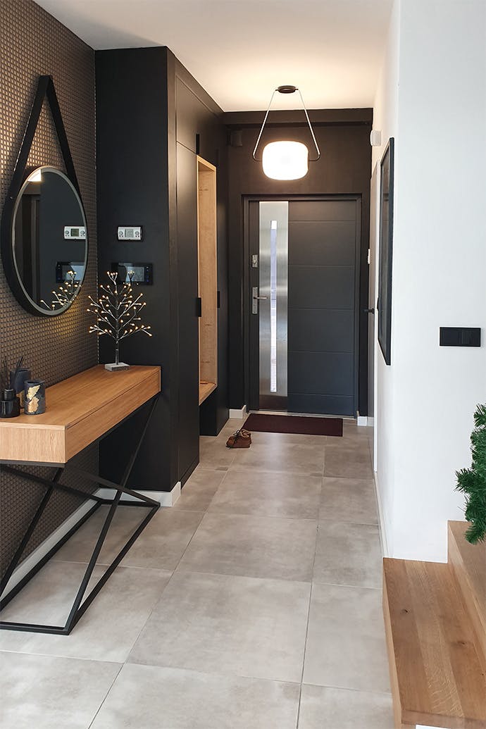 Schwarz-Weiß-Halle, Loft-Tisch in der Halle, Holz und Metall, schwarze Wände in der Halle