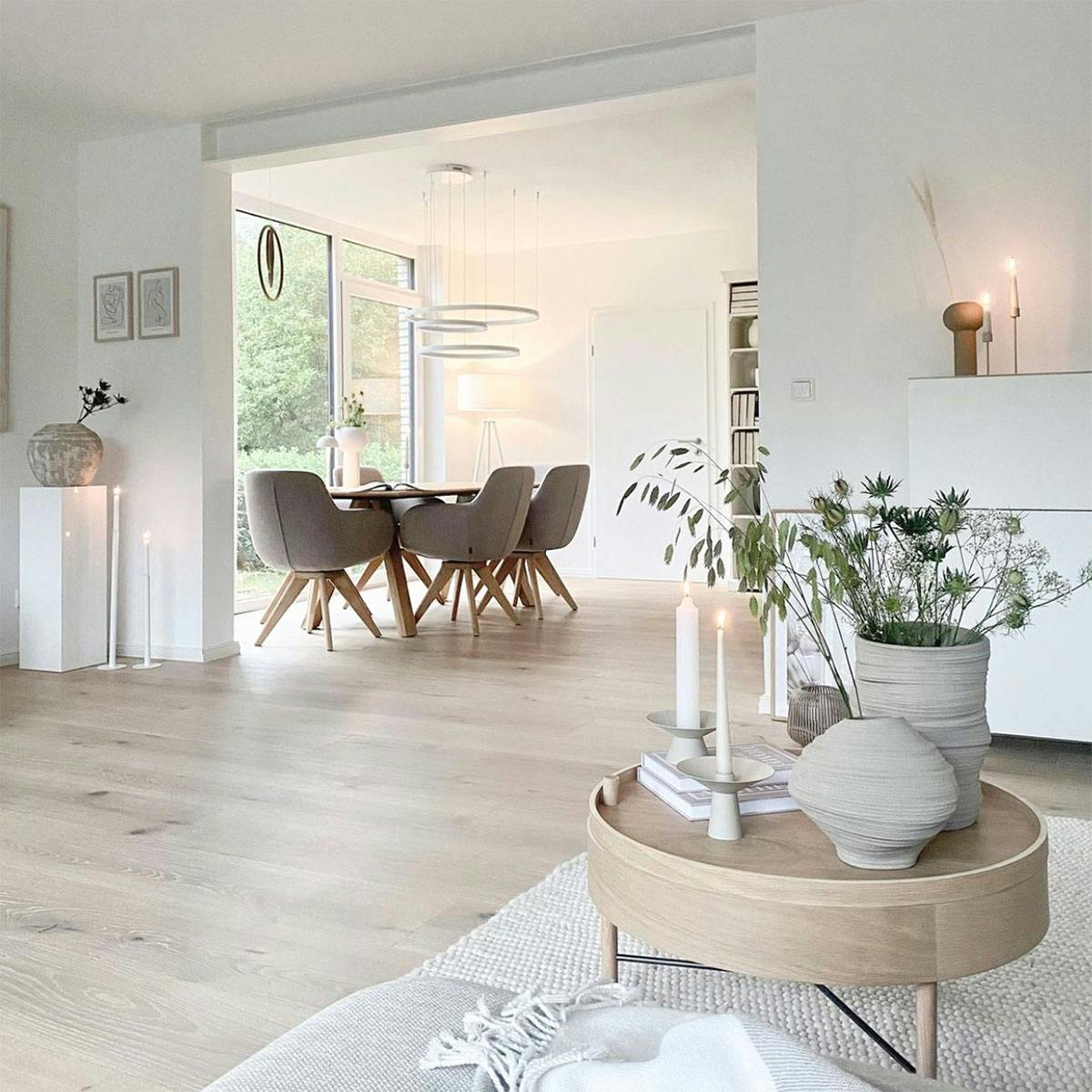 widok z salonu na otwartą jadalnię urządzoną w stylu nordyckim