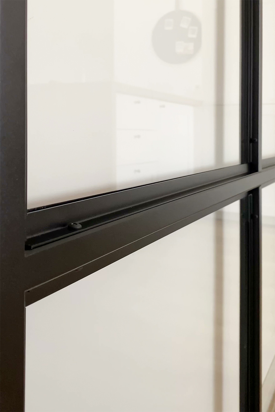 Schiebetür mit Glas in einem Metallrahmen