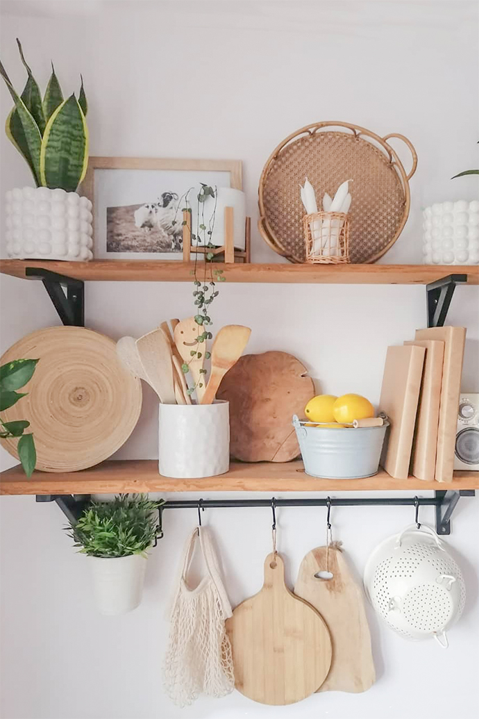 Holzregal an weißer Wand, Regal für Küchenzubehör, Holzdekorationen, Küchendekorationen