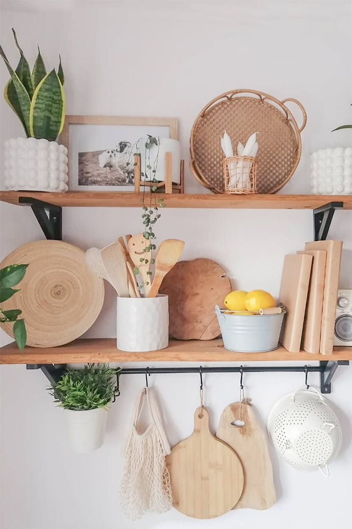Holzregal an weißer Wand, Regal für Küchenzubehör, Holzdekorationen, Küchendekorationen