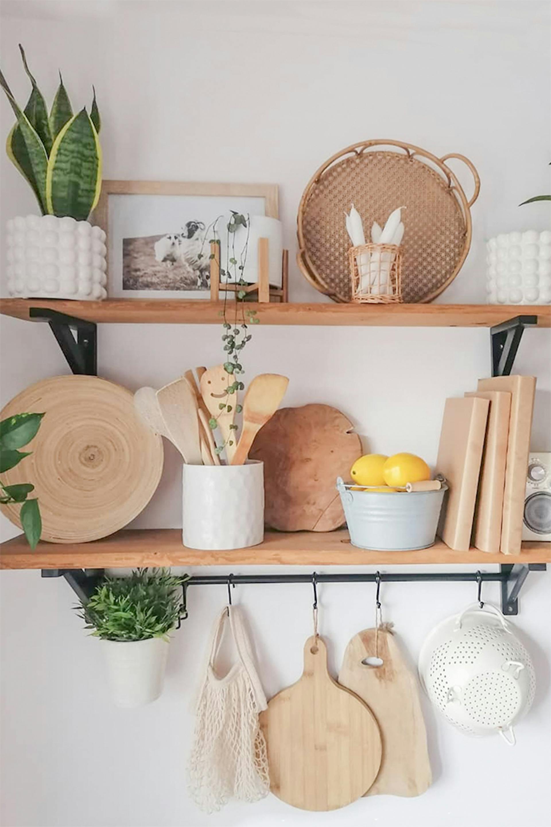 Holzregal an weißer Wand, Regal für Küchenzubehör, Holzdekorationen, Küchendekorationen