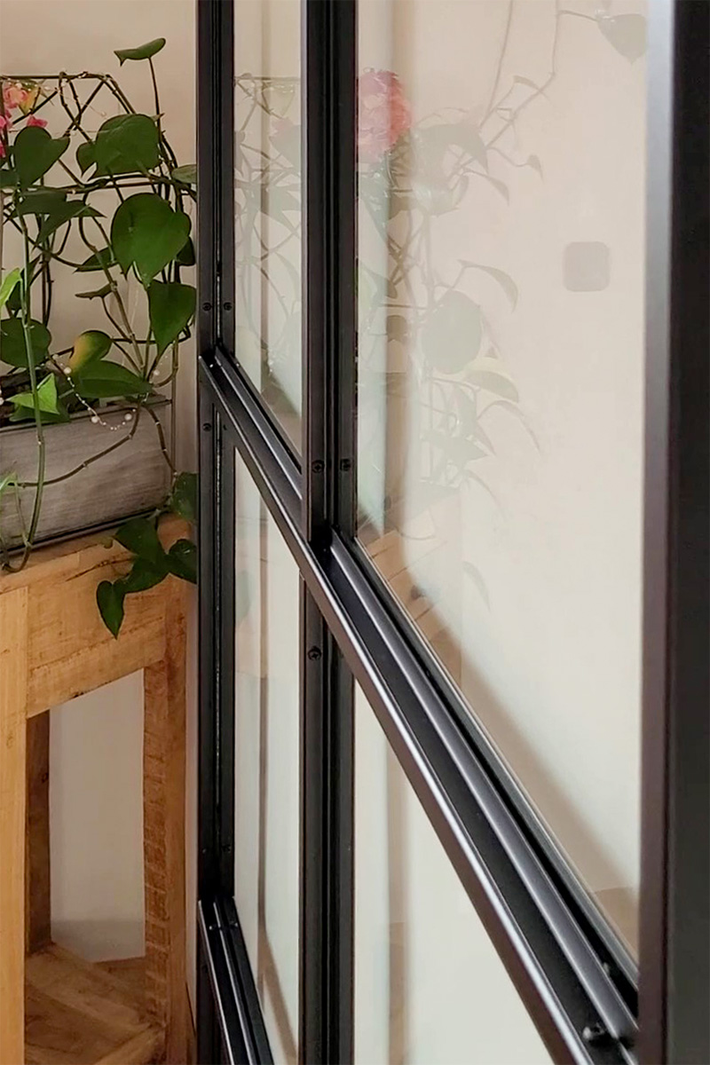 Glasschiebetür in einem Metallrahmen