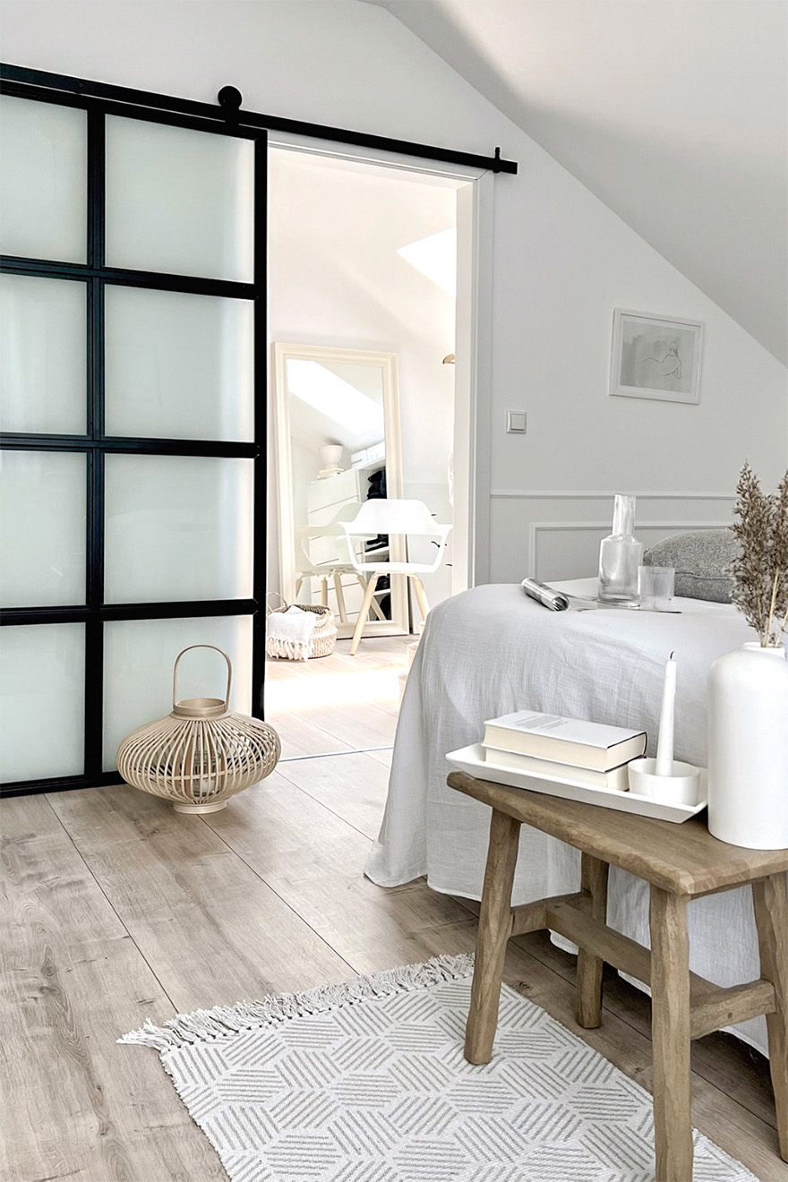 Metalltür mit Glas zum Ankleidezimmer neben dem Schlafzimmer im Dachgeschoss