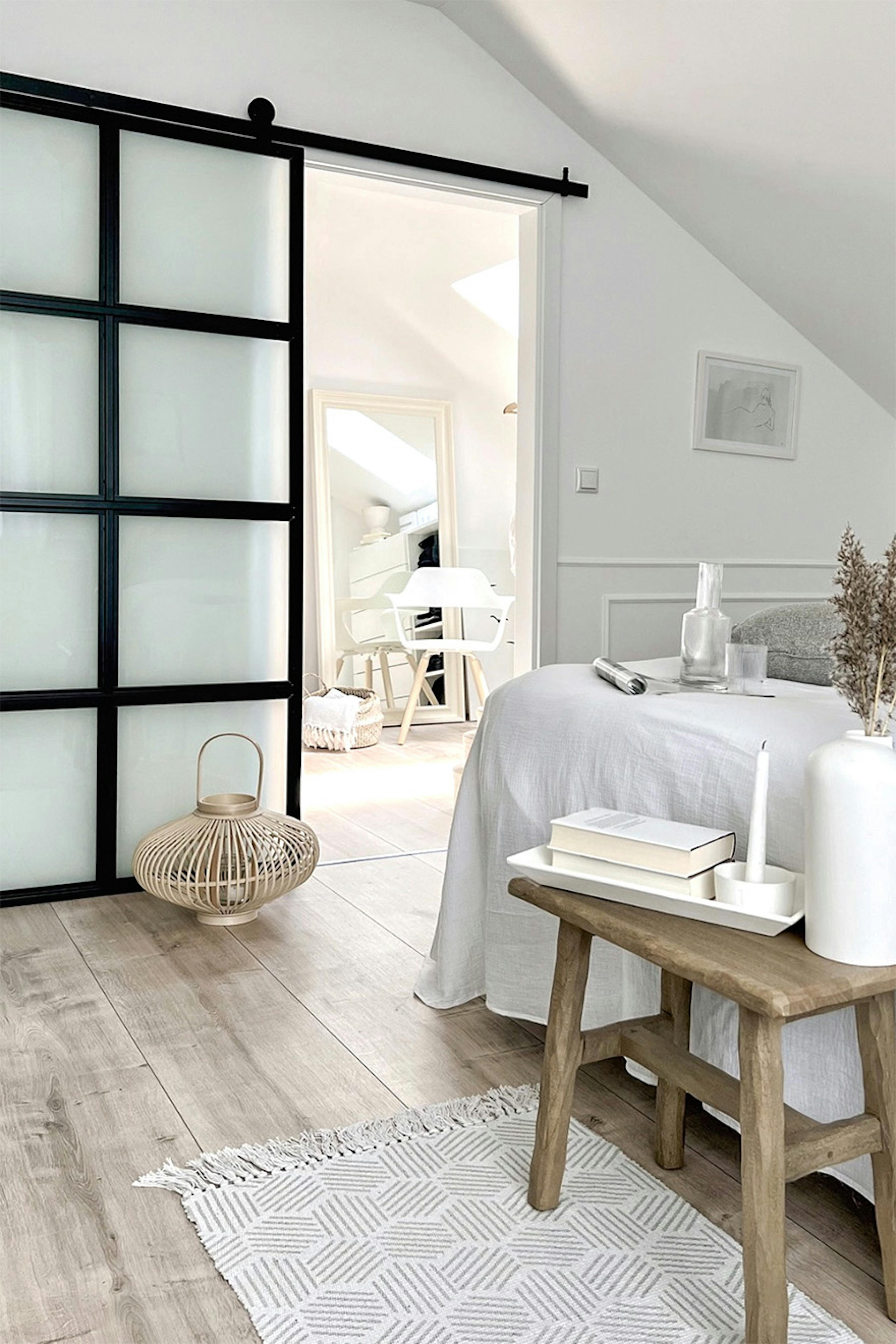 Metalltür mit Glas zum Ankleidezimmer neben dem Schlafzimmer im Dachgeschoss