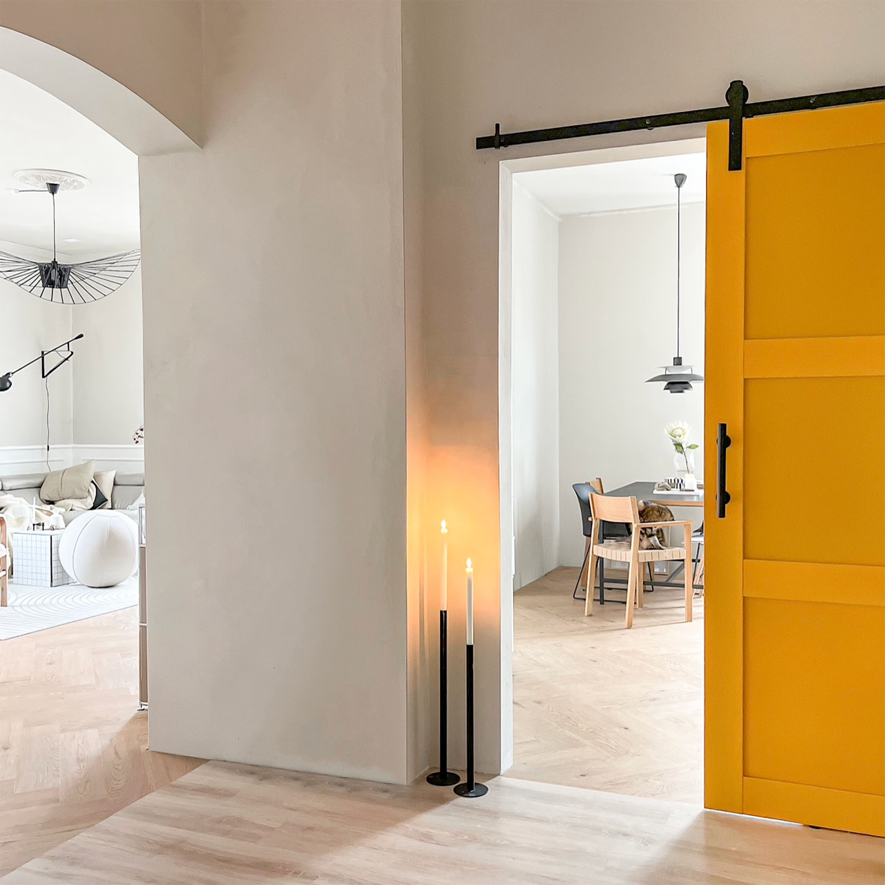 żółte drzwi przesuwne w przedpokoju mieszkania w starej kamienicy